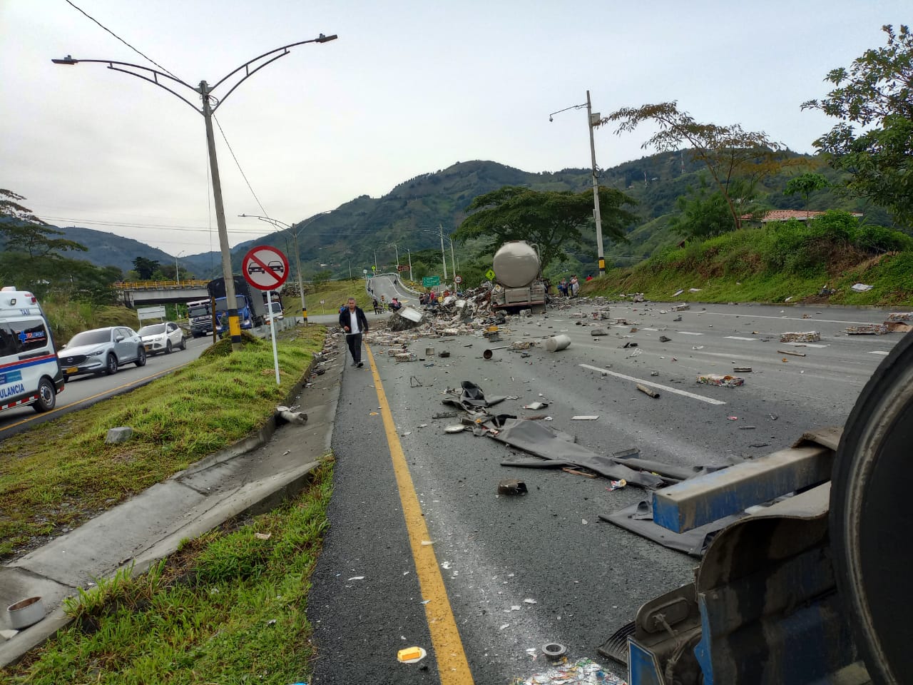 Personal de Bomberos que atienden el hecho informan que hay dos personas fallecidas, el conductor y su acompañante.