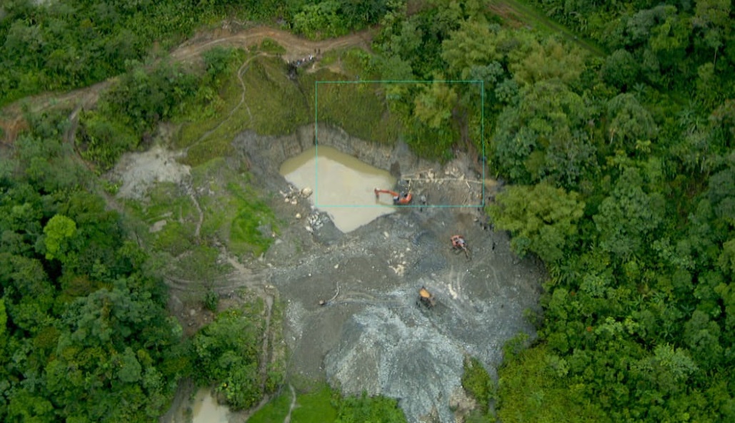 Vista área de una de las minas ilegales de oro de la disidencia Jaime Martínez de las Farc.
