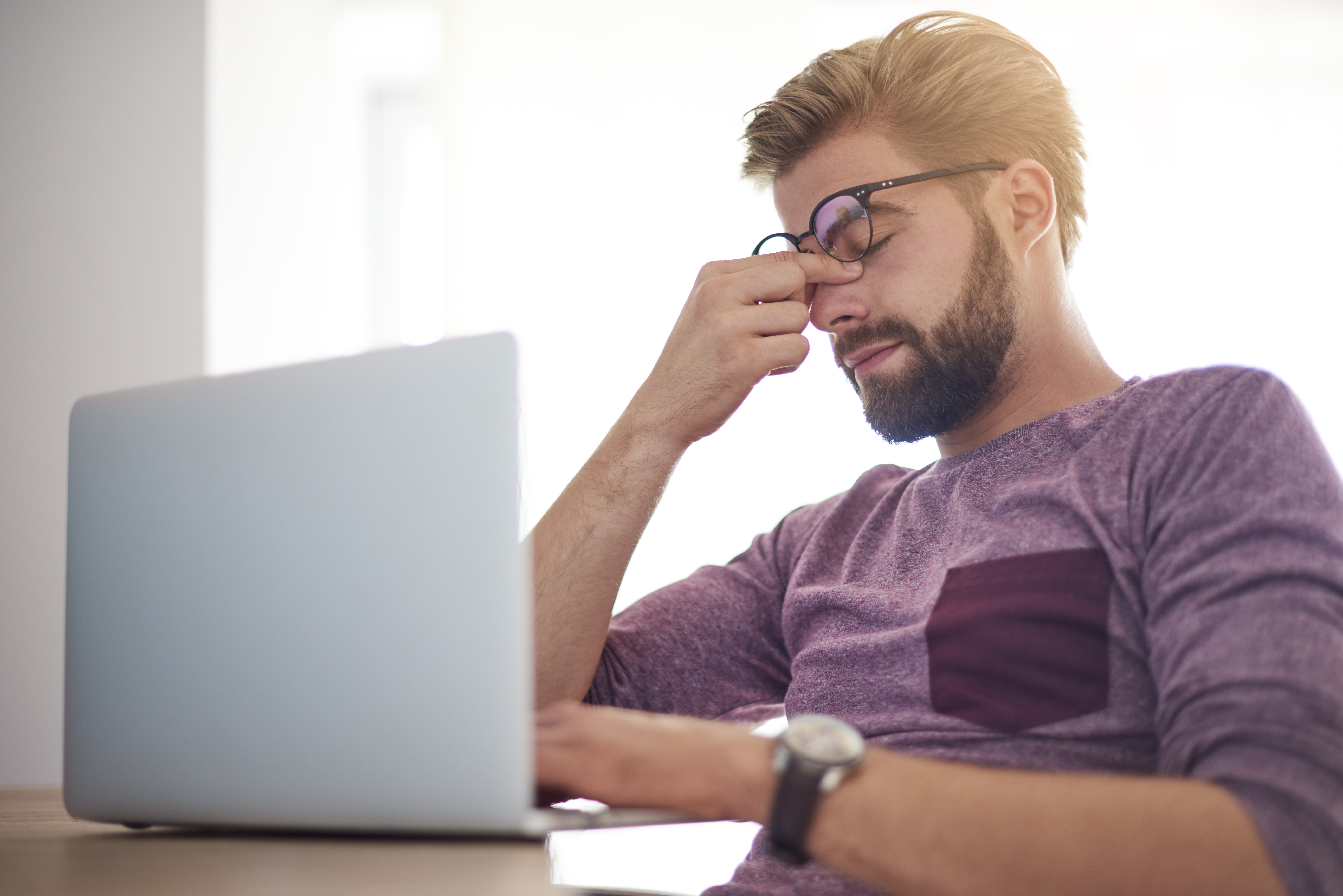 Abre los ojos! Gafas con filtro de luz azul no funcionan, según estudios