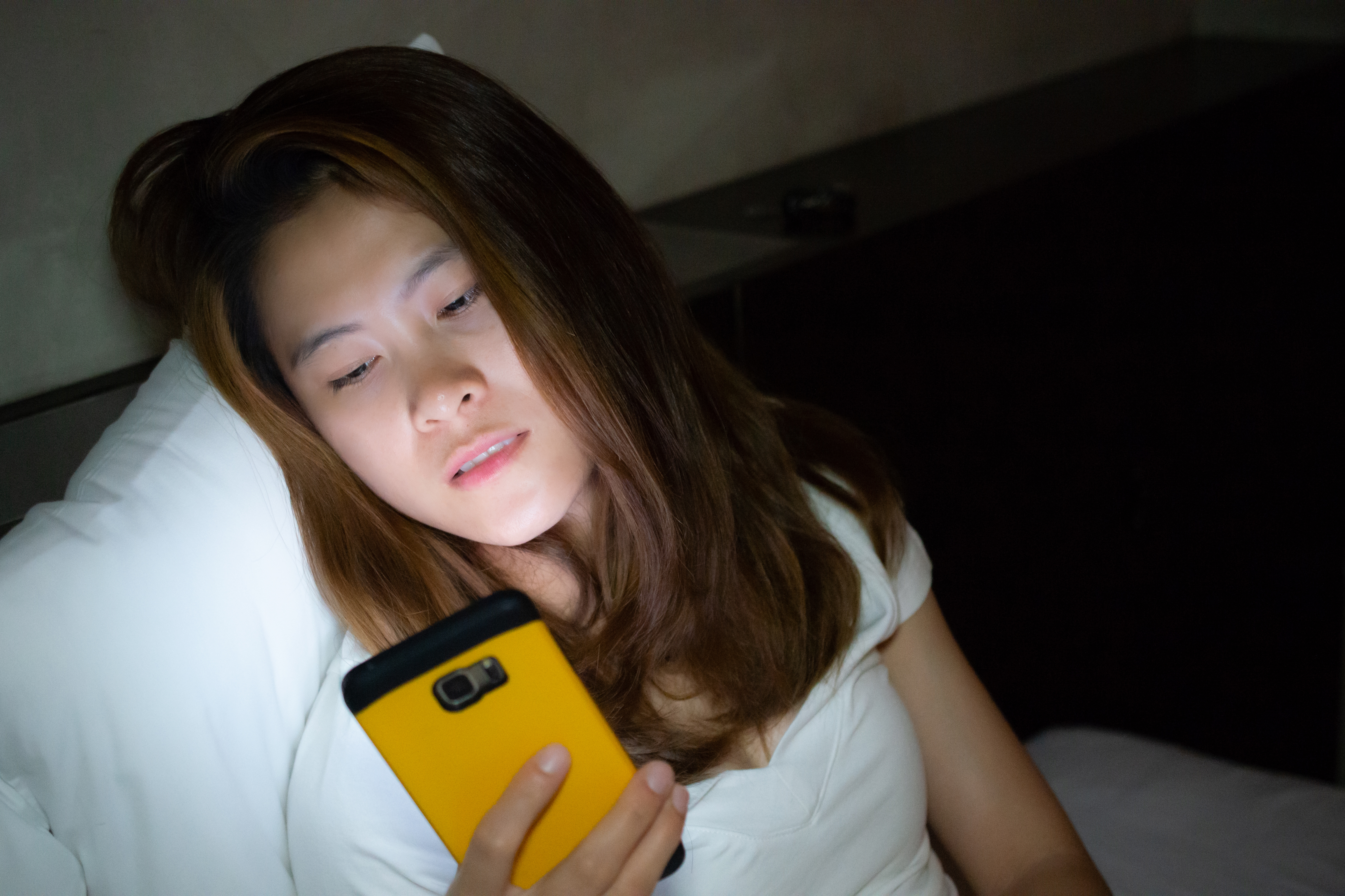 Los ciclos del sueño se pueden ver afectados por el uso frecuente del celular.