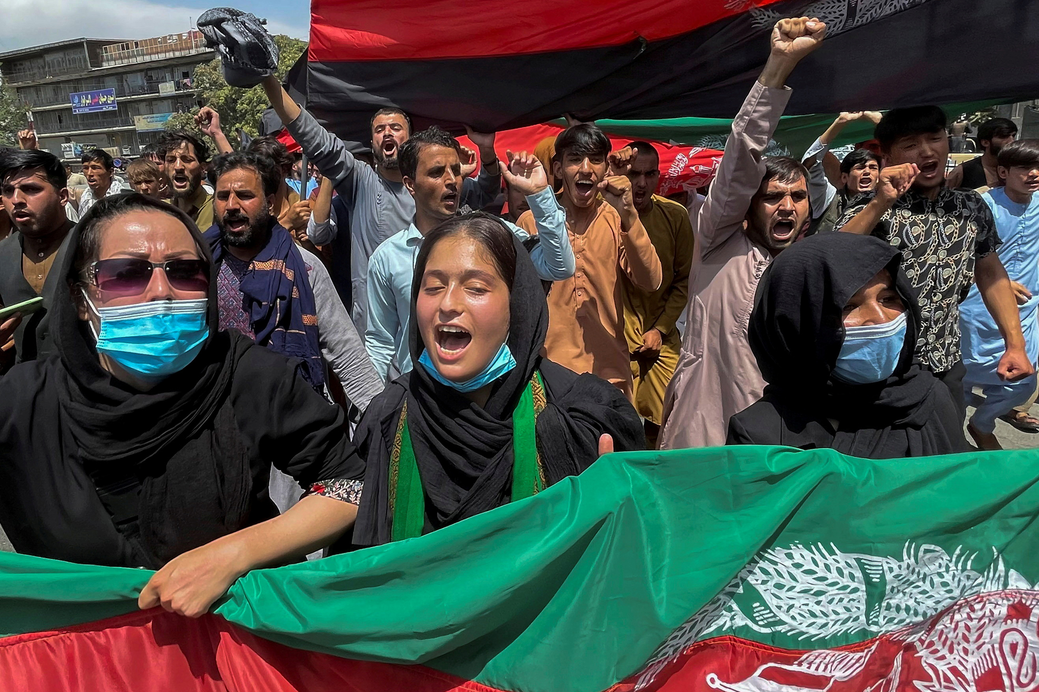 La gente lleva la bandera nacional en una protesta celebrada durante el Día de la Independencia de Afganistán en Kabul, Afganistán, el 19 de agosto de 2021. Foto: REUTERS / Stringer