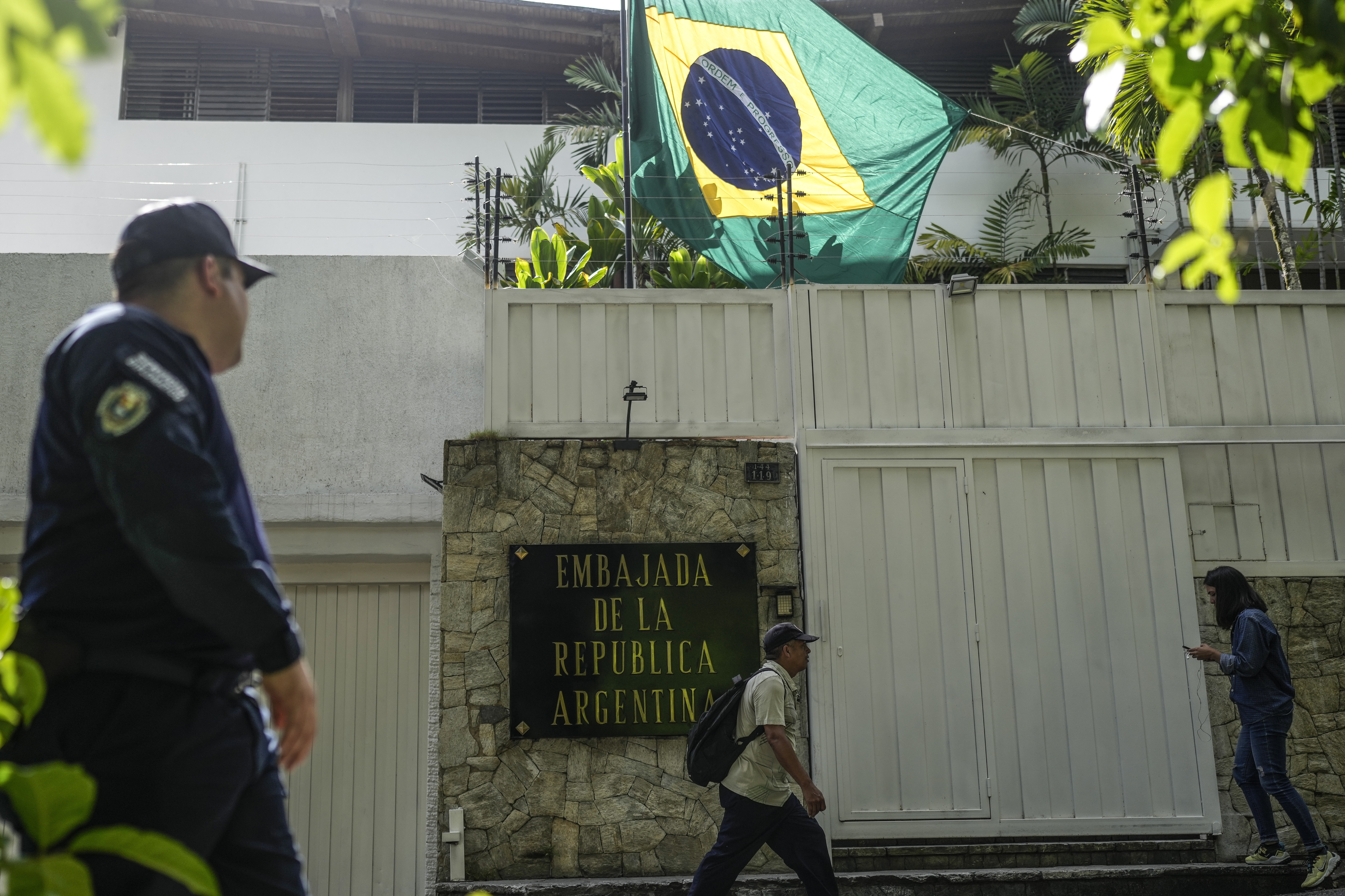 La bandera de Brasil ondea en la embajada de Argentina en Caracas, Venezuela, el jueves 1 de agosto de 2024. Argentina anunció que Brasil protegerá su embajada después de que el gobierno venezolano ordenara a su personal diplomático que abandonara el país después de que el gobierno argentino cuestionara la transparencia de las elecciones presidenciales venezolanas. 
 (AP Foto/Matías Delacroix)