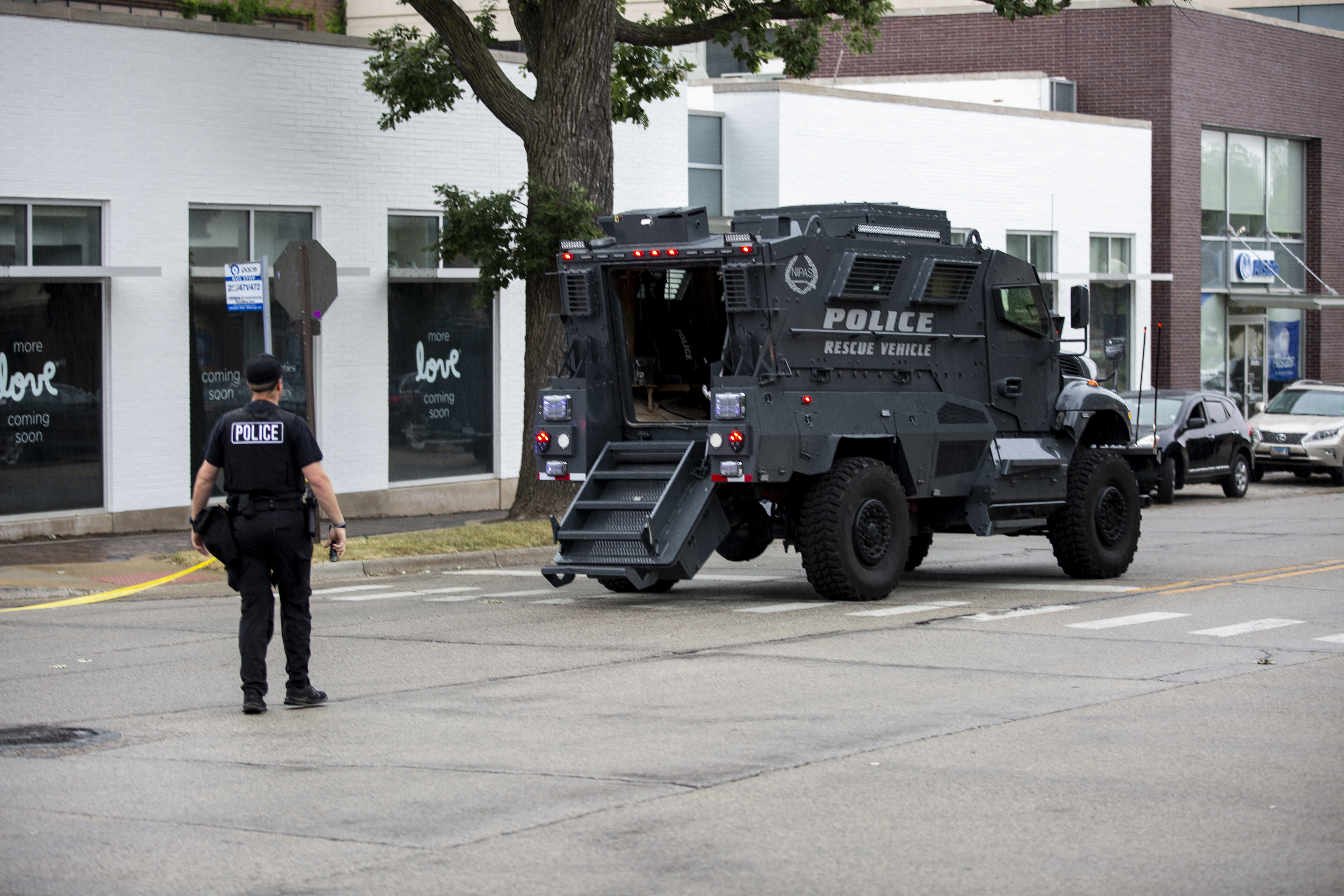 HIGHLAND PARK, IL - JULIO 04: Los socorristas trabajan en la escena de un tiroteo masivo en un desfile del Cuatro de Julio el 4 de julio de 2022 en Highland Park, Illinois. (Photo by Jim Vondruska / GETTY IMAGES NORTH AMERICA / Getty Images via AFP)