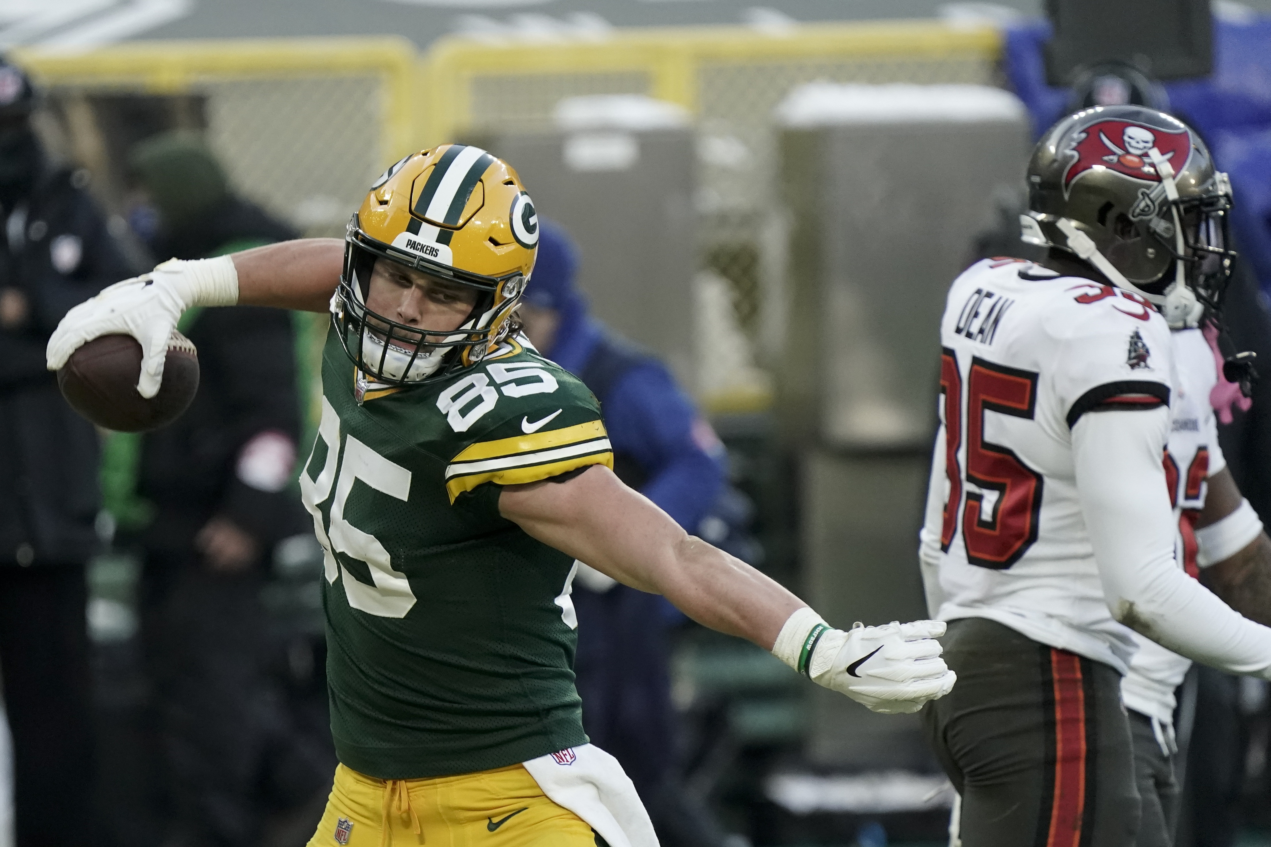 Green Bay Packers tight end Robert Tonyan (85) celebrates with