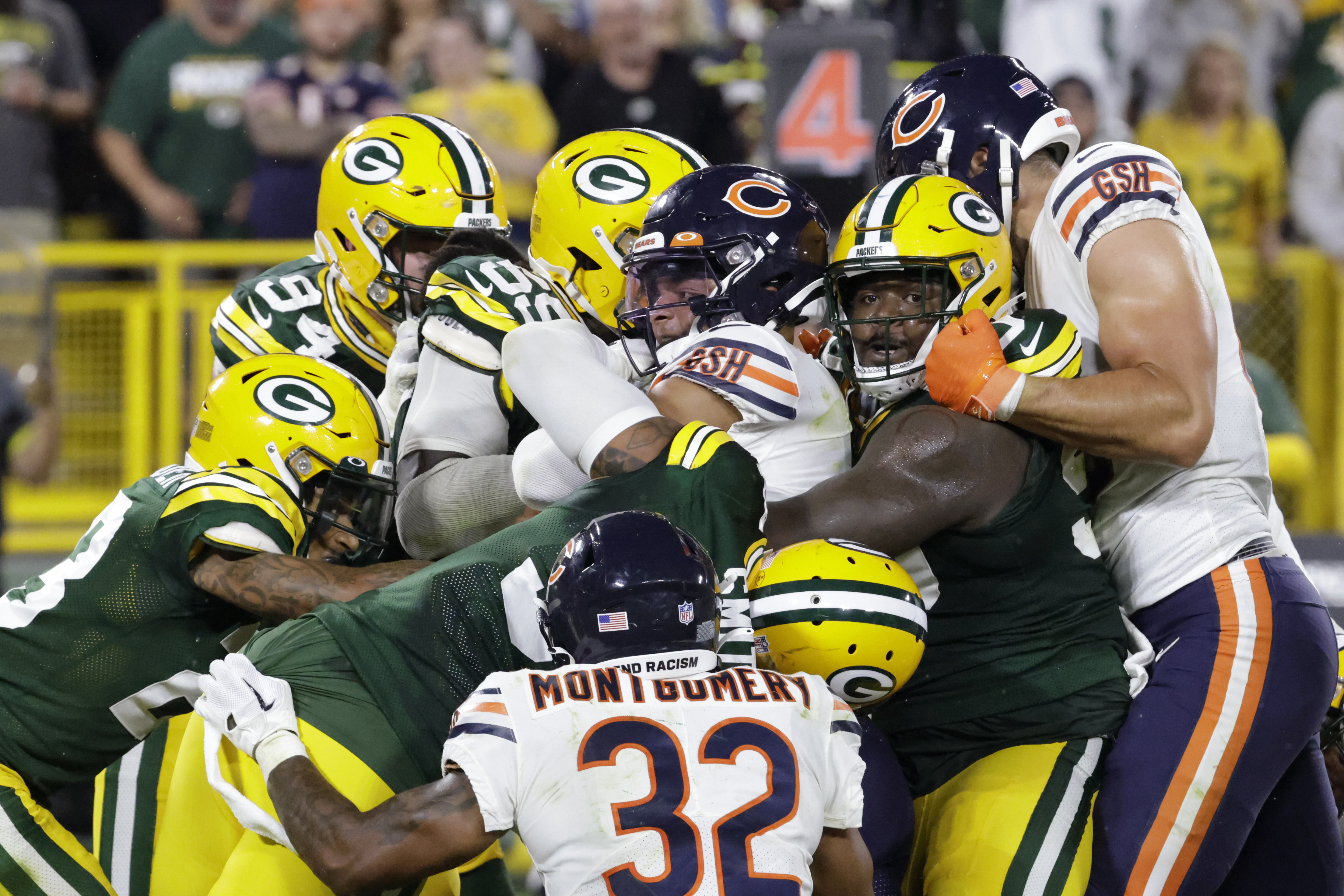 Justin Fields' failed 4th-and-1 play halts the Chicago Bears' momentum.  What the QB had to say about the call — and the replay. – The Windy City  Word