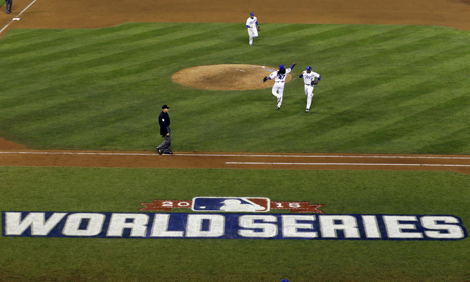 Johnny Cueto leads Kansas City Royals to 2-0 World Series lead over New  York Mets - ABC News