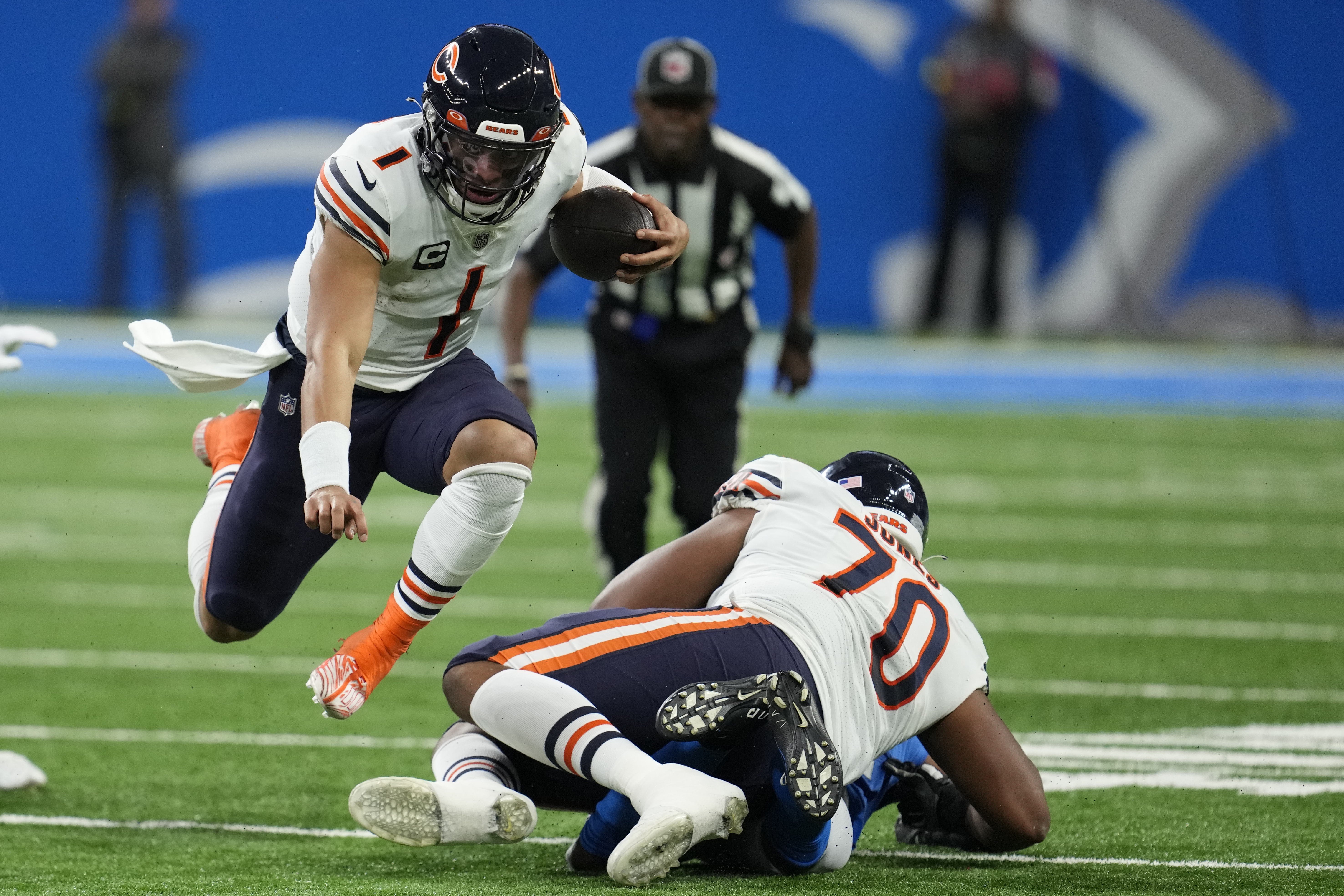 Bears QB Justin Fields' TD run ties Lions at 10 before halftime - Chicago  Sun-Times