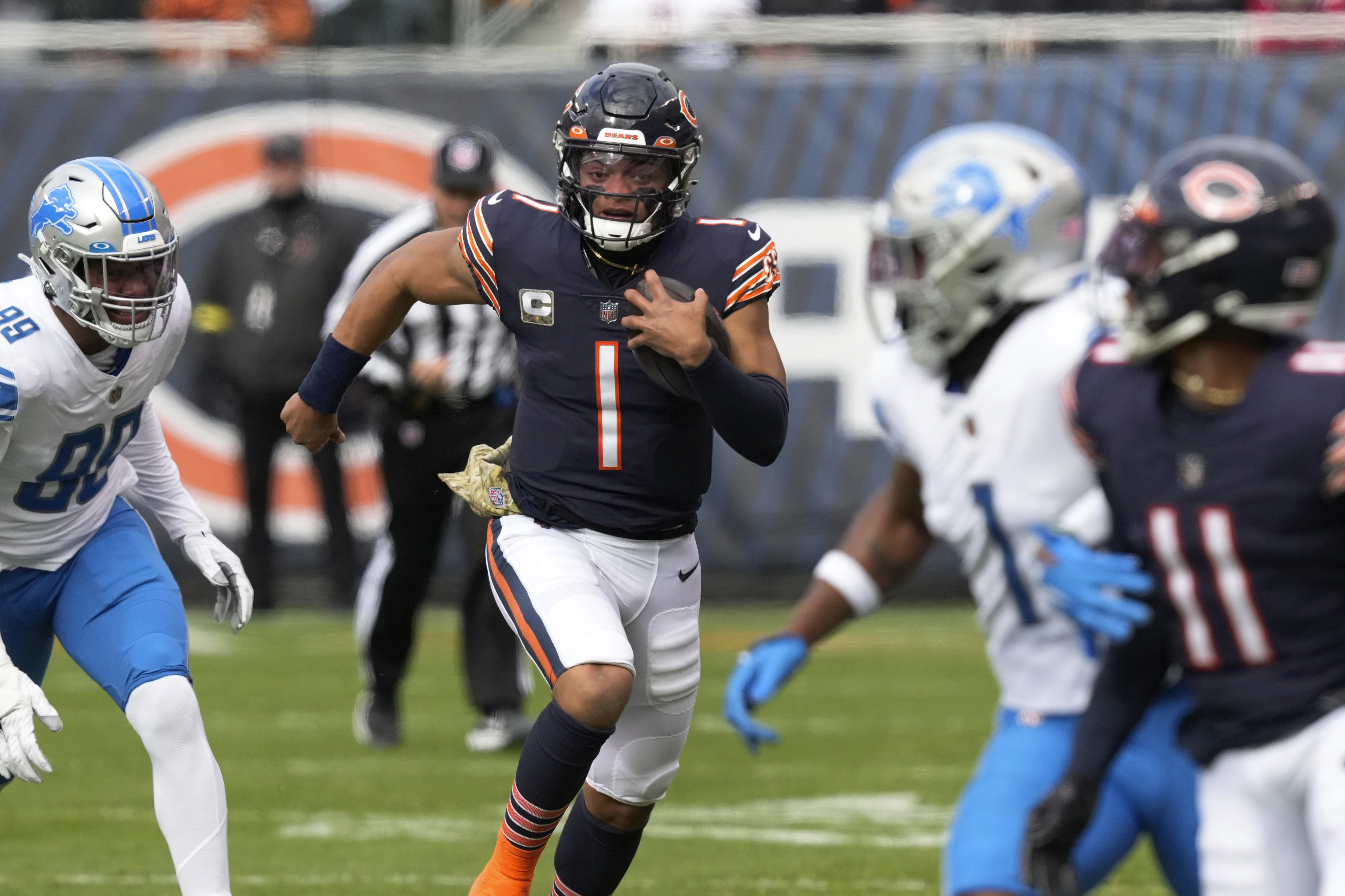 Chicago Bears quarterback Justin Fields lofts perfect pass to wide