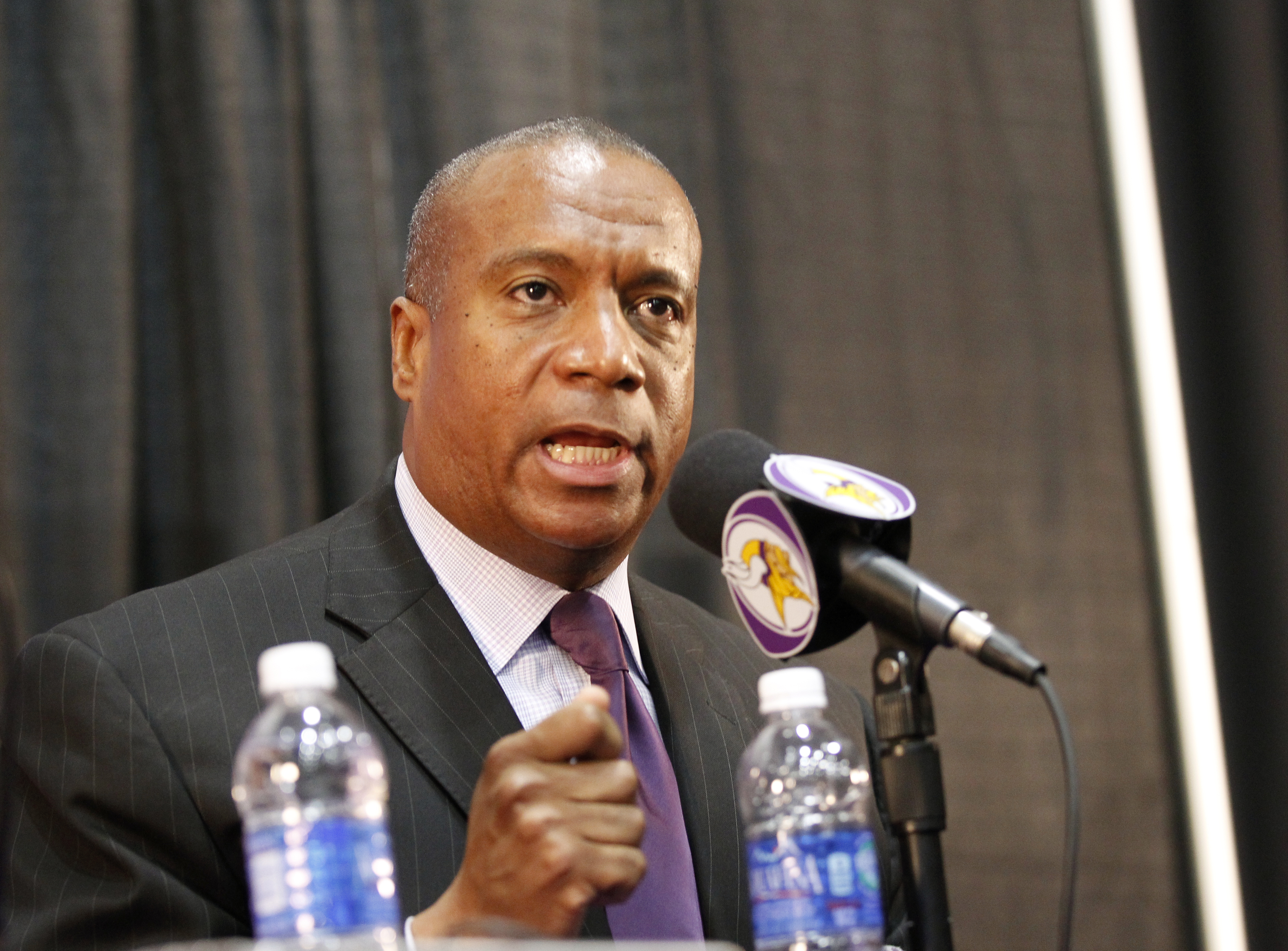 Minnesota Gov. Mark Dayton: Vikings 'should suspend' Adrian