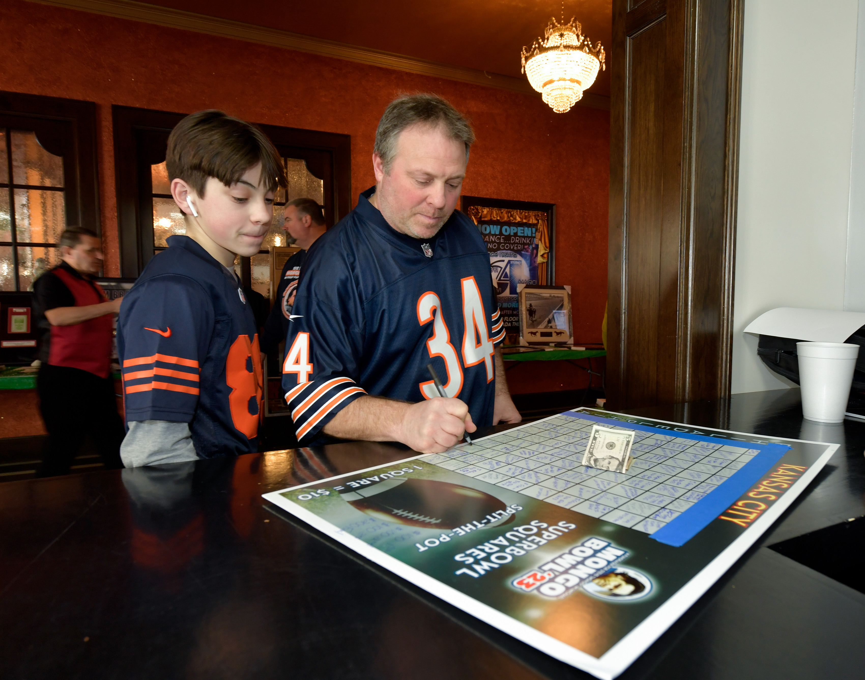 Fans relive the glory of the '85 Bears at Mongo Bowl fundraiser