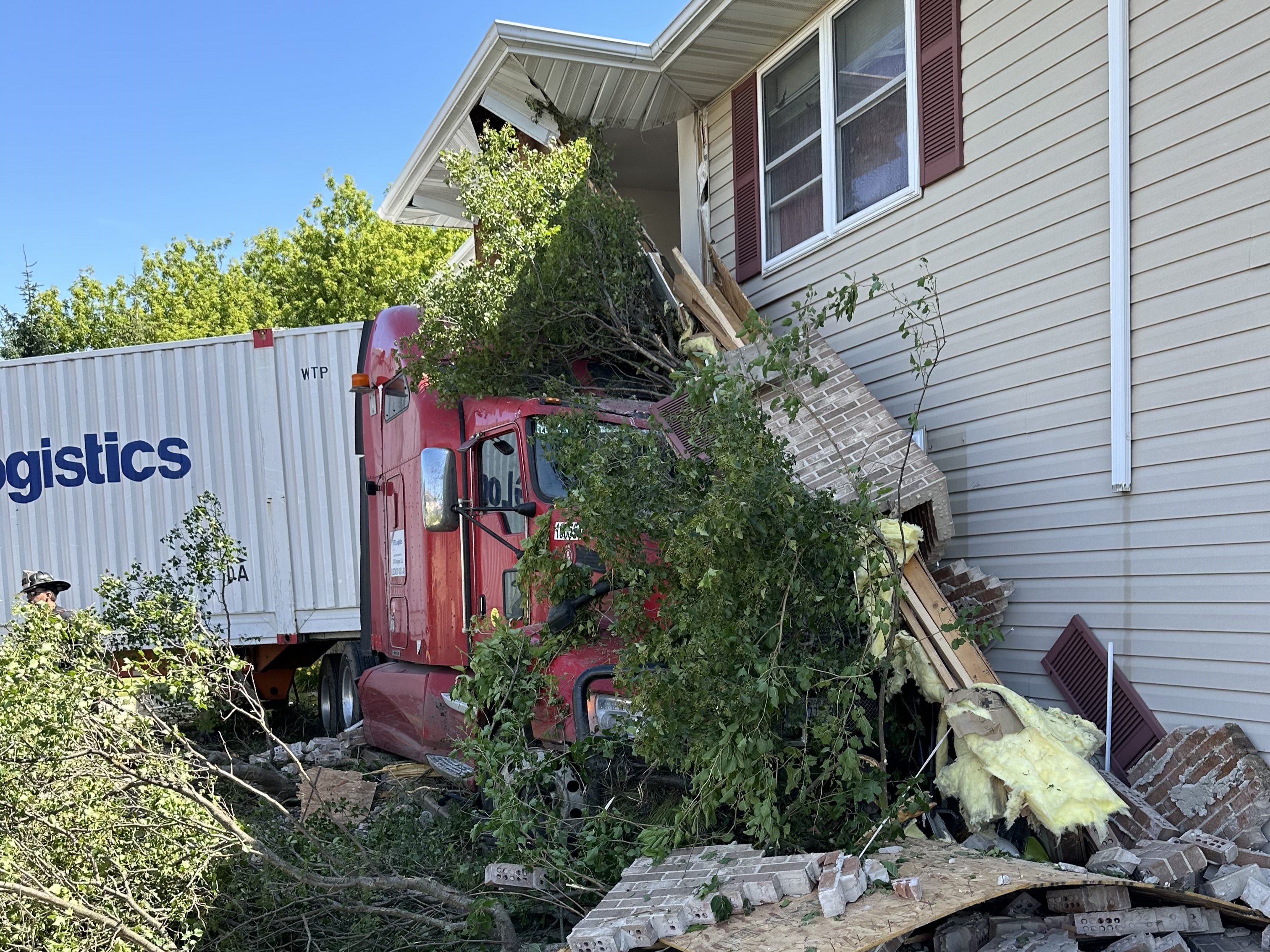 Semi leaves Interstate 80, crashes into Morris apartment building