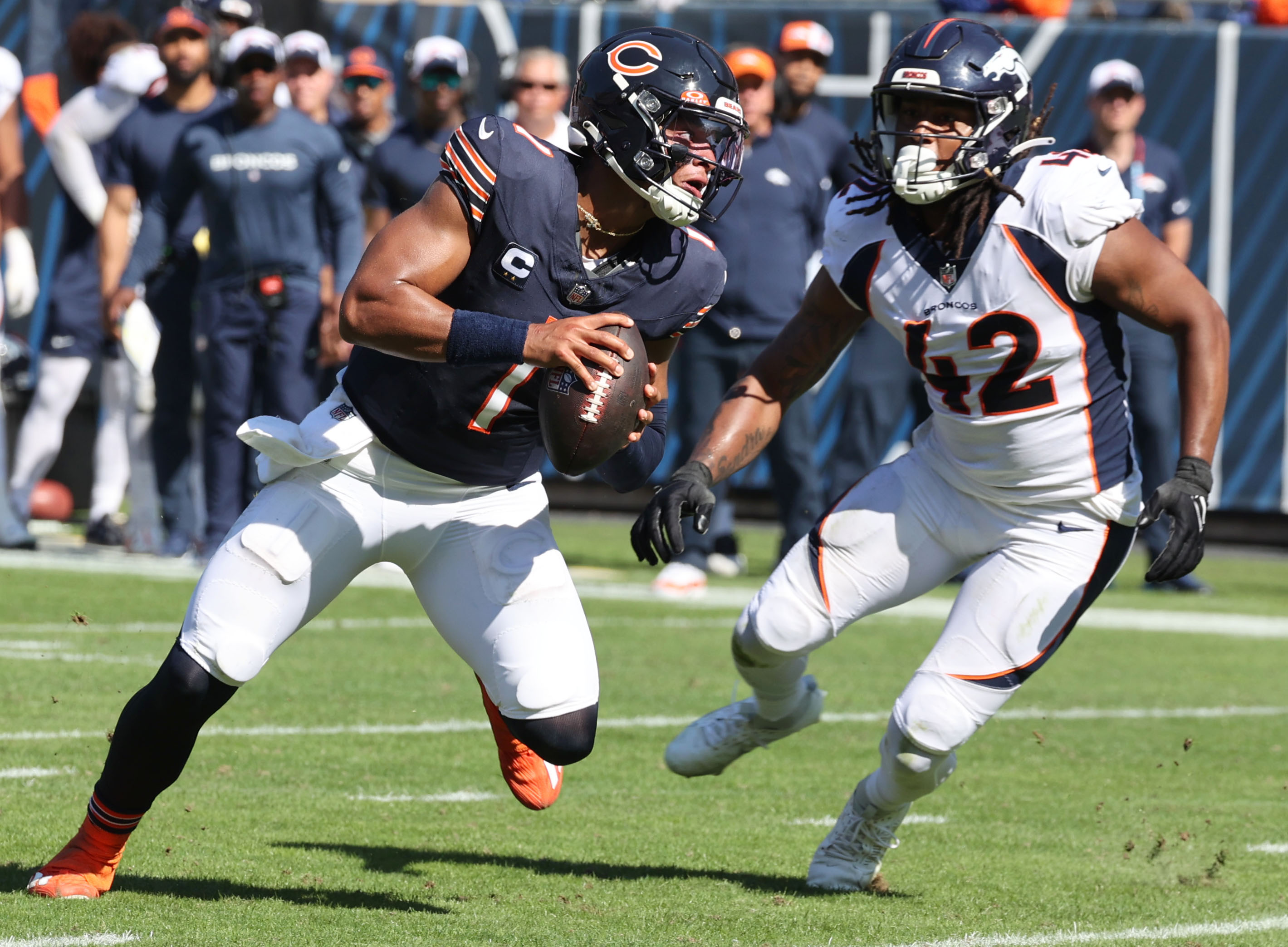 CHICAGO, IL - OCTOBER 31: Chicago Bears quarterback Justin Fields