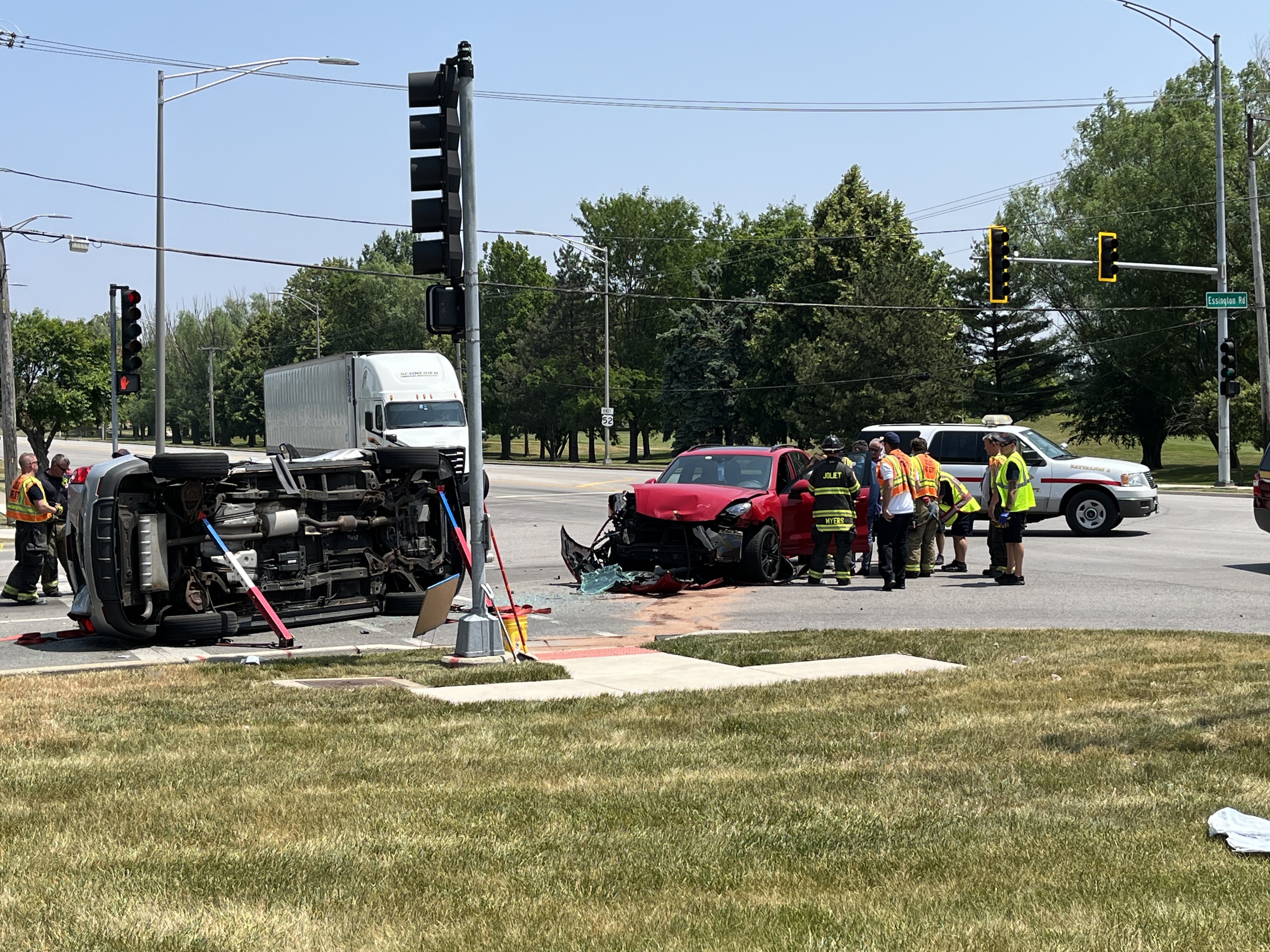 3 people injured in Joliet crash at west side intersection Shaw