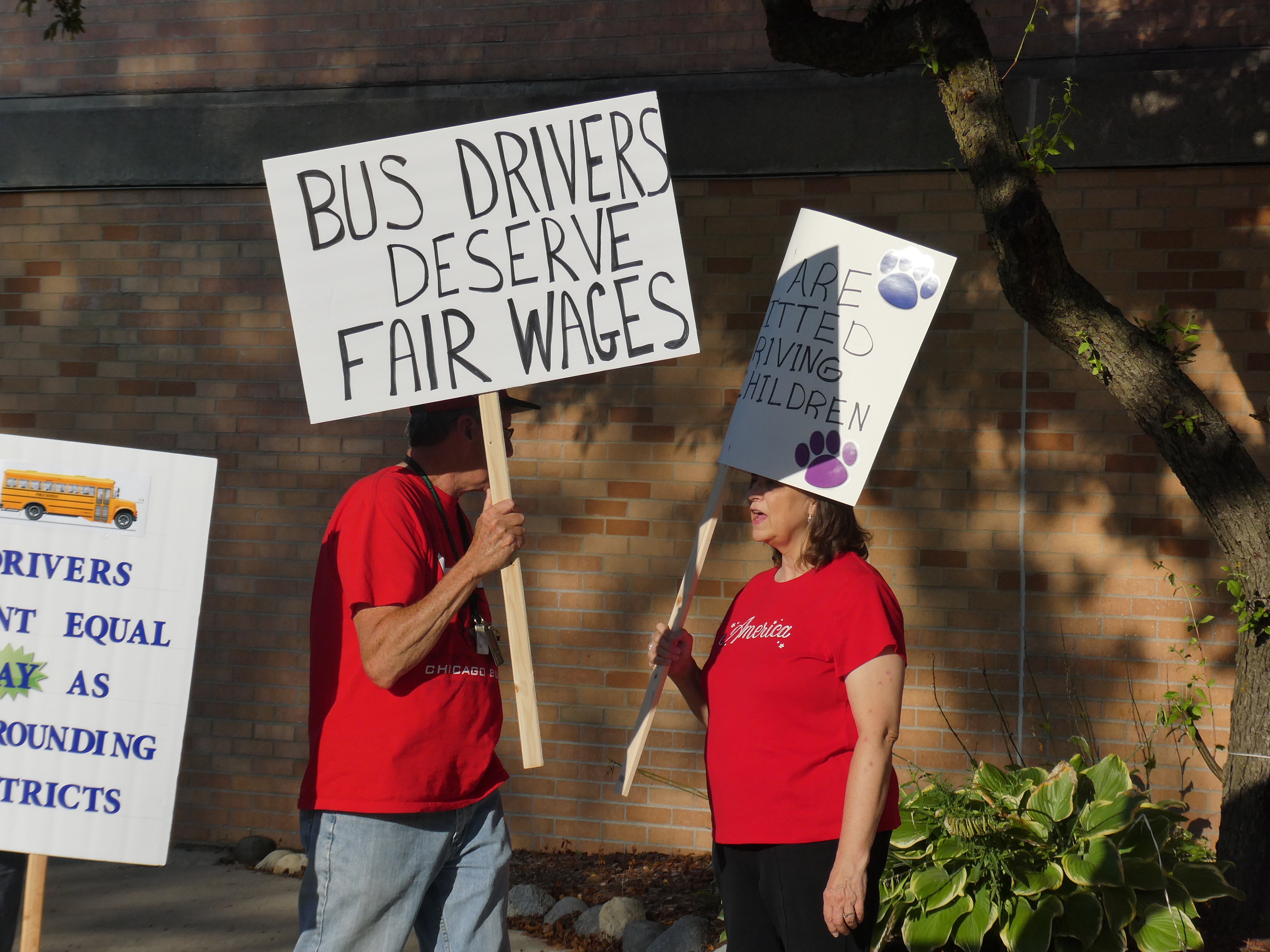 Prairie Grove District 46 paraprofessionals, bus drivers protest as  contract negotiations stall – Shaw Local