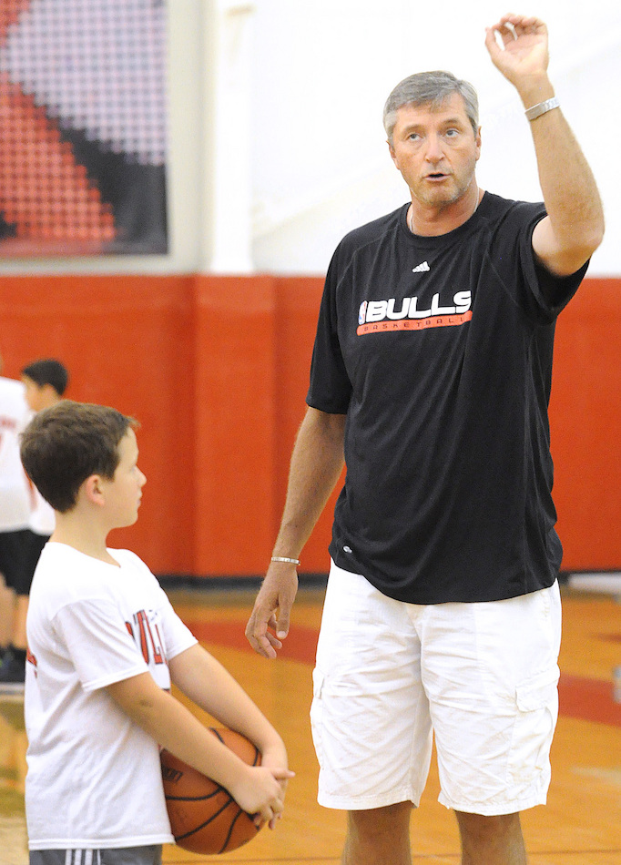 Campers train with champion Kukoc at Bulls/Sox Academy