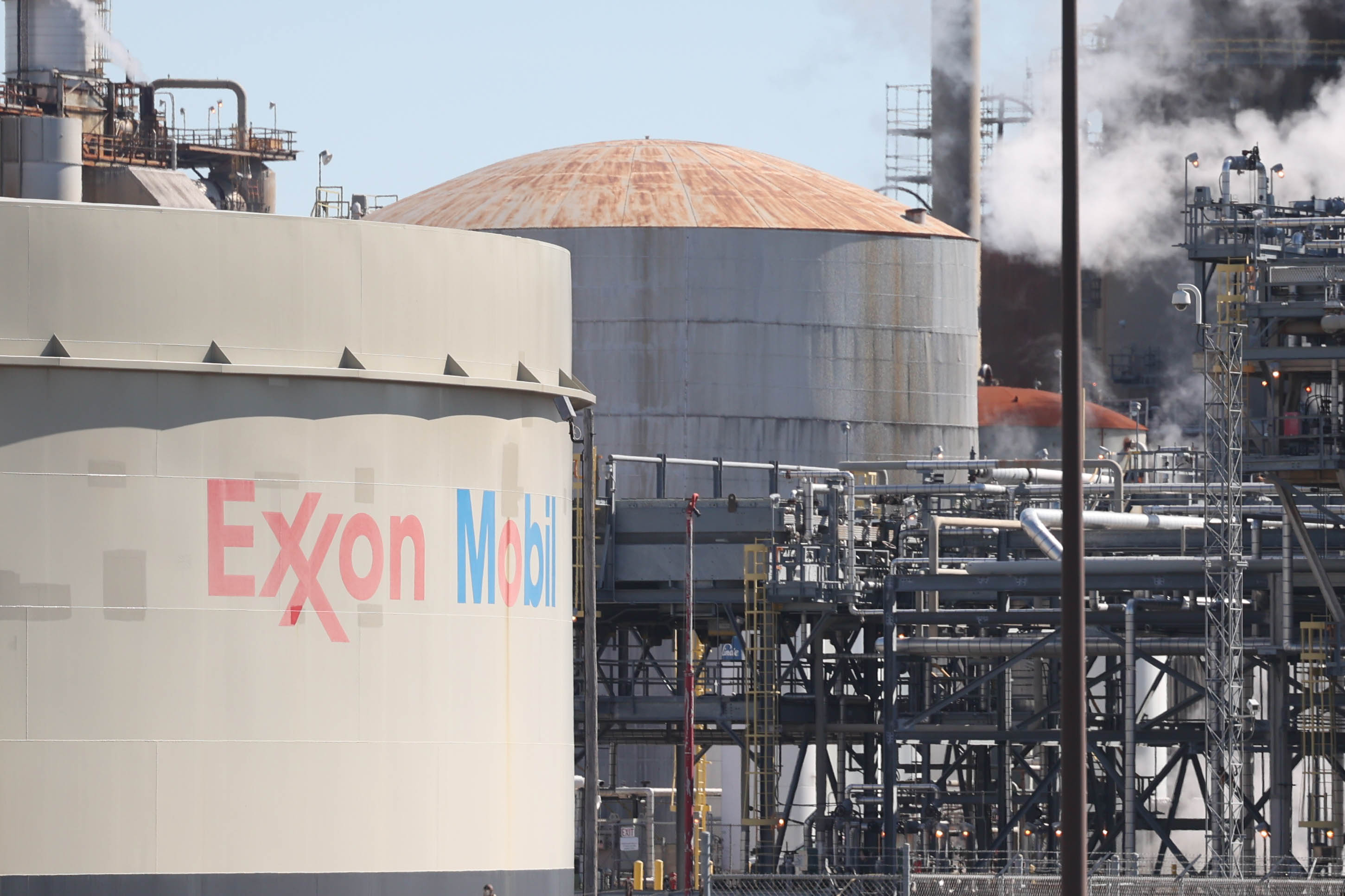 Exxonmobil Joliet Refinery 586 Exxonmobil Refinery Stock Photos,