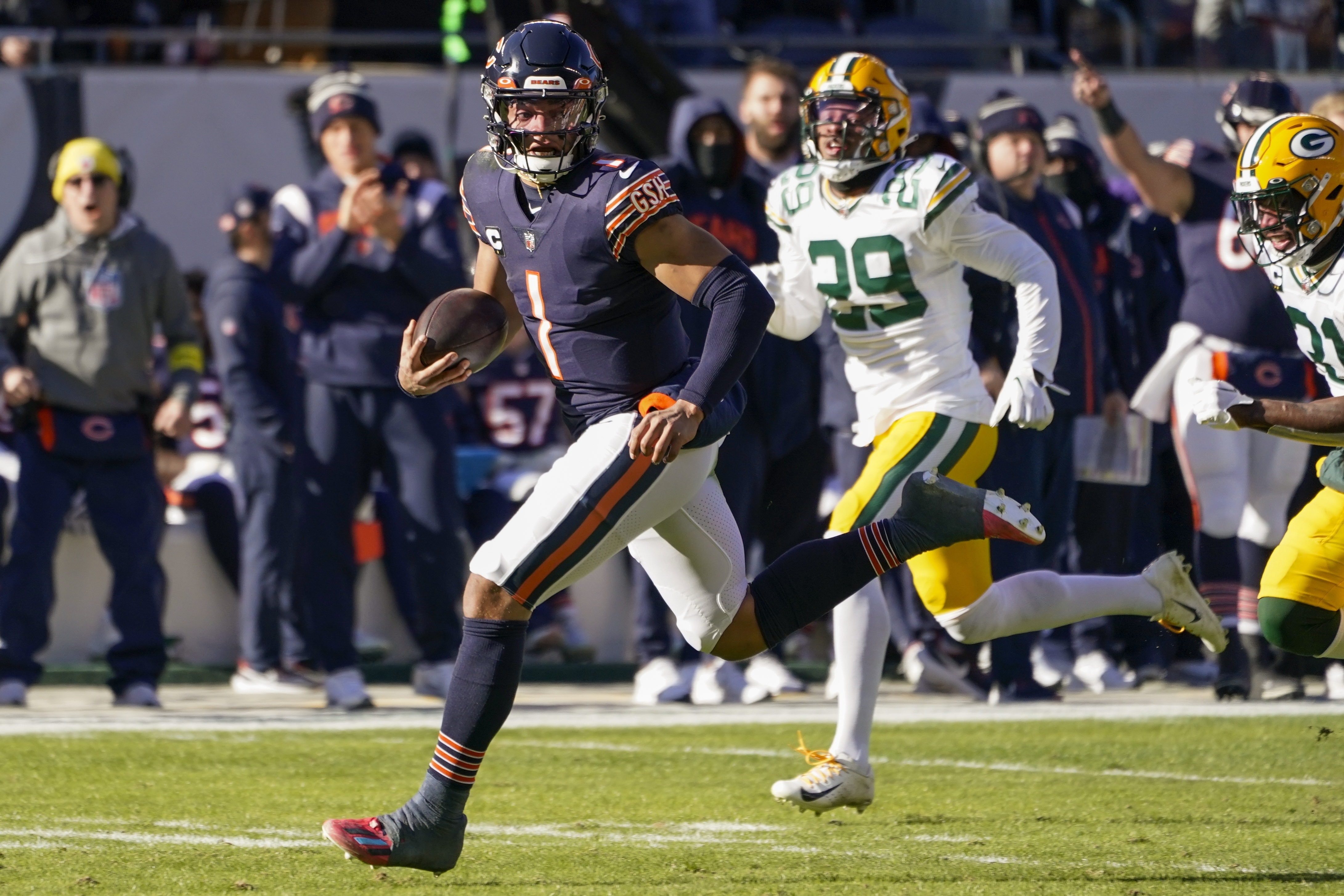 He's baaaaack — Justin Fields runs for 56-yard TD vs. Packers