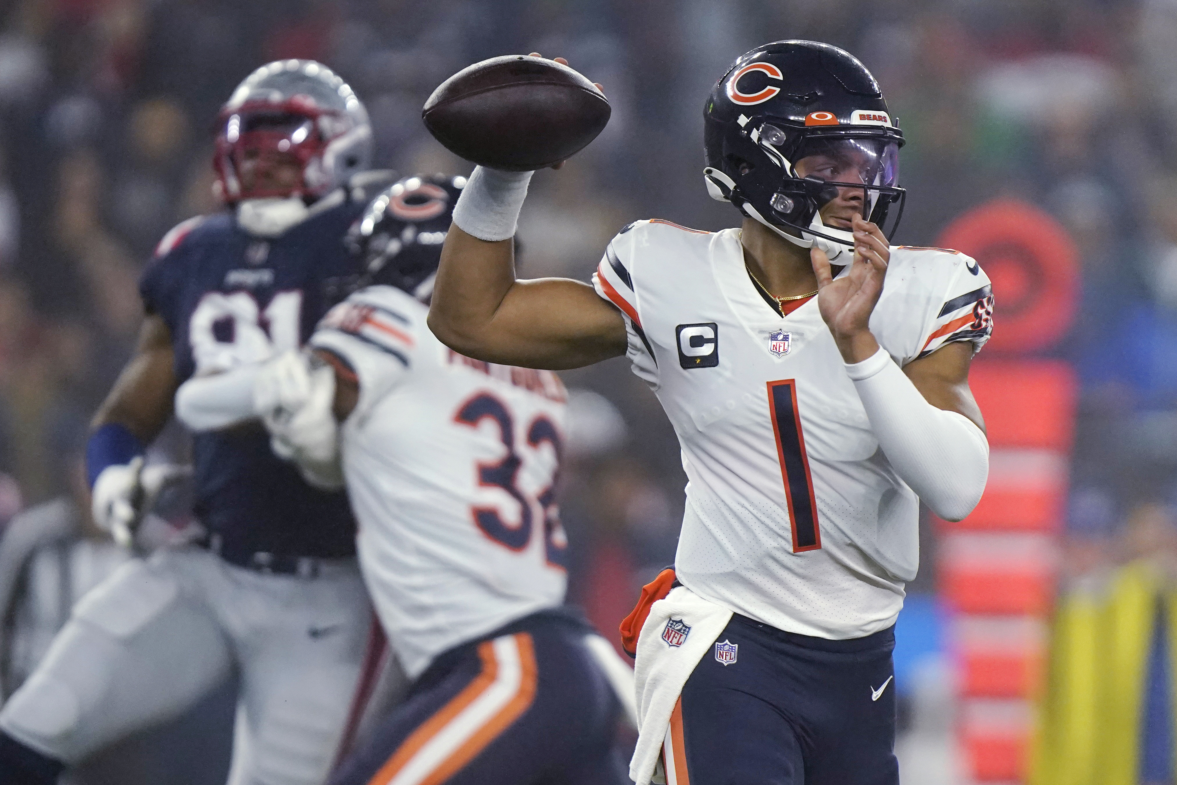 WATCH: Bears rookies Jaquan Brisker, Kyler Gordon both grab 1-handed INTs  vs. Patriots