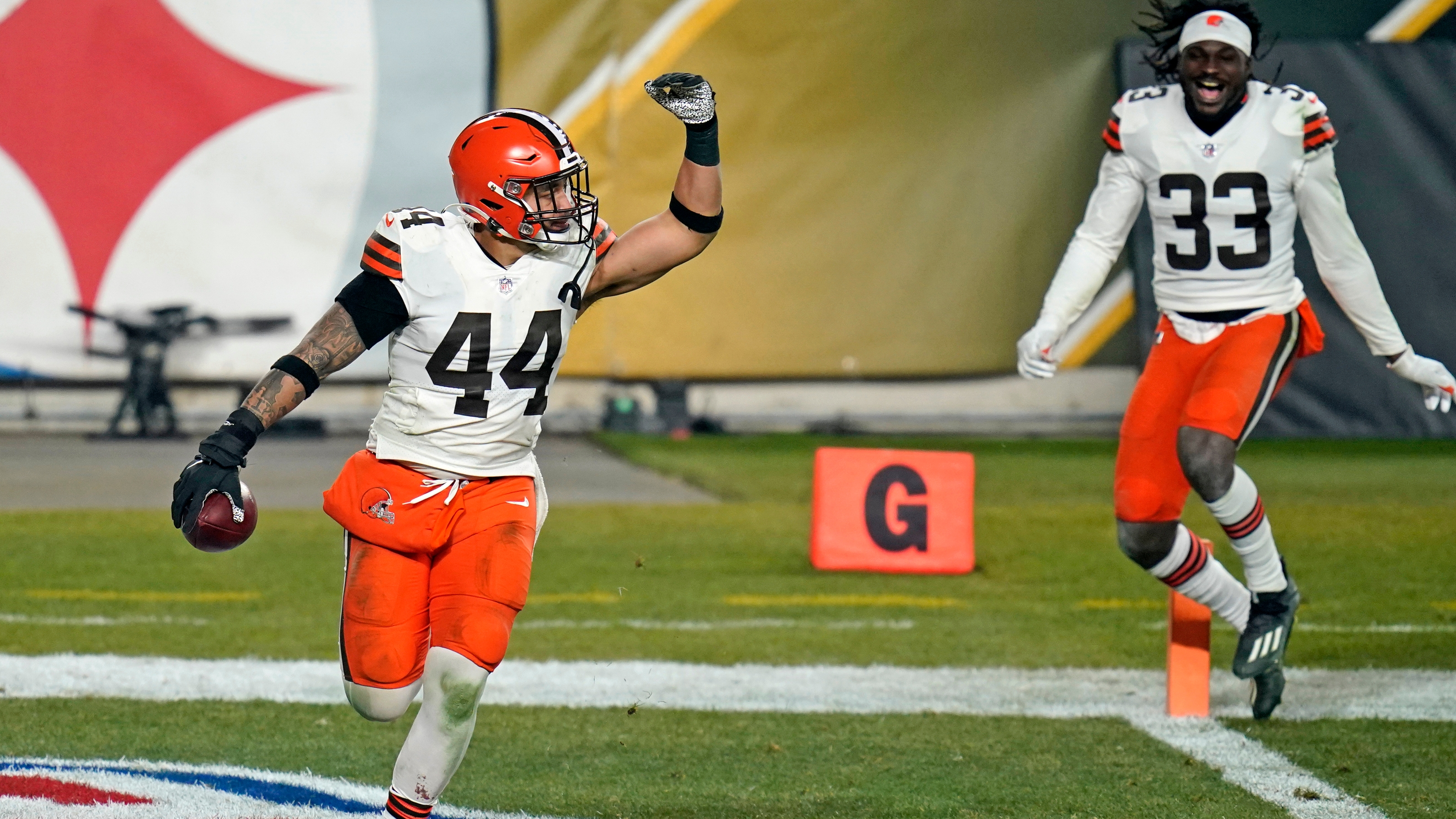 Browns stun Steelers early, hold on for 48-37 playoff victory