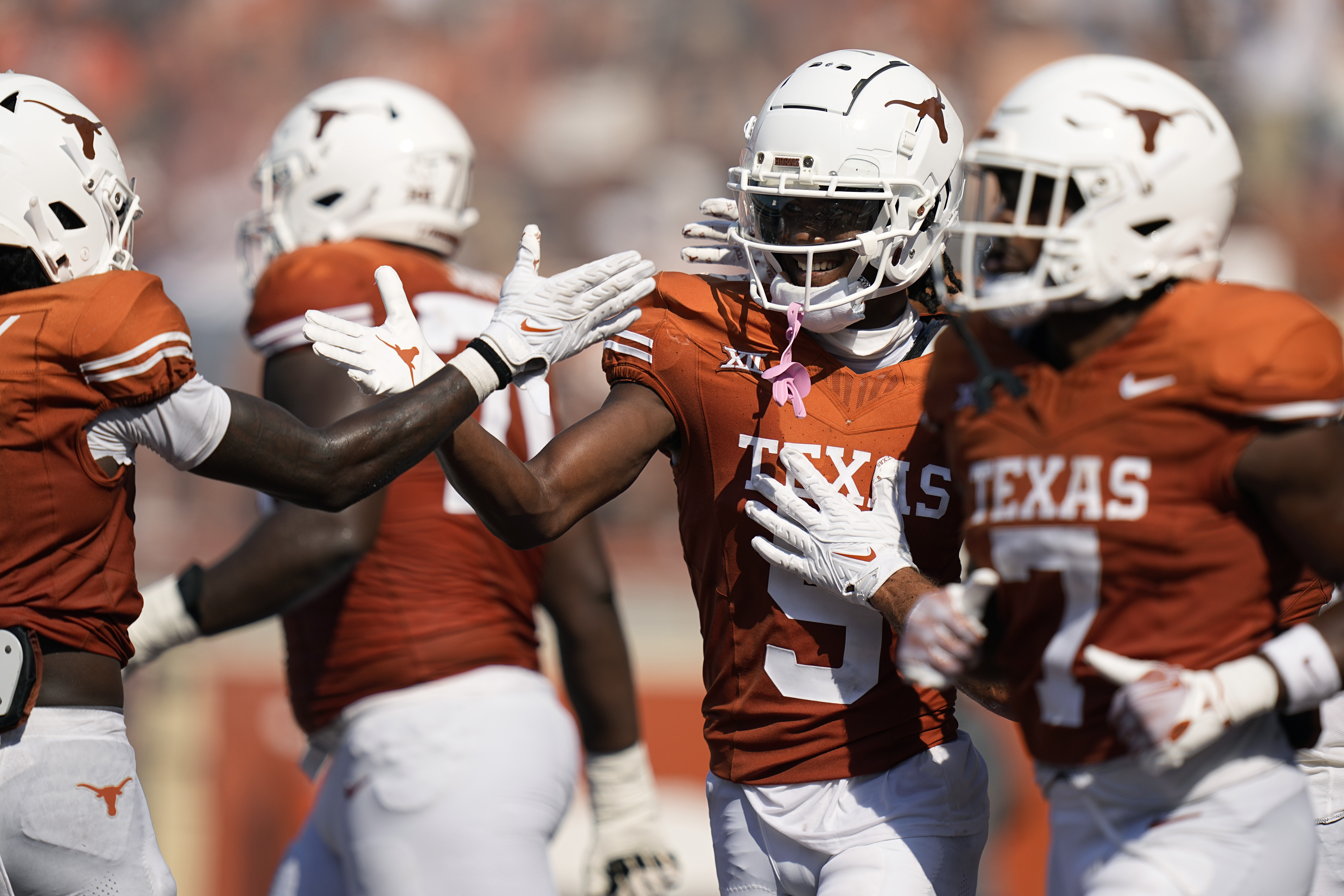 Donovan Smith throws 2 TD passes, Houston holds off UTSA 17-14