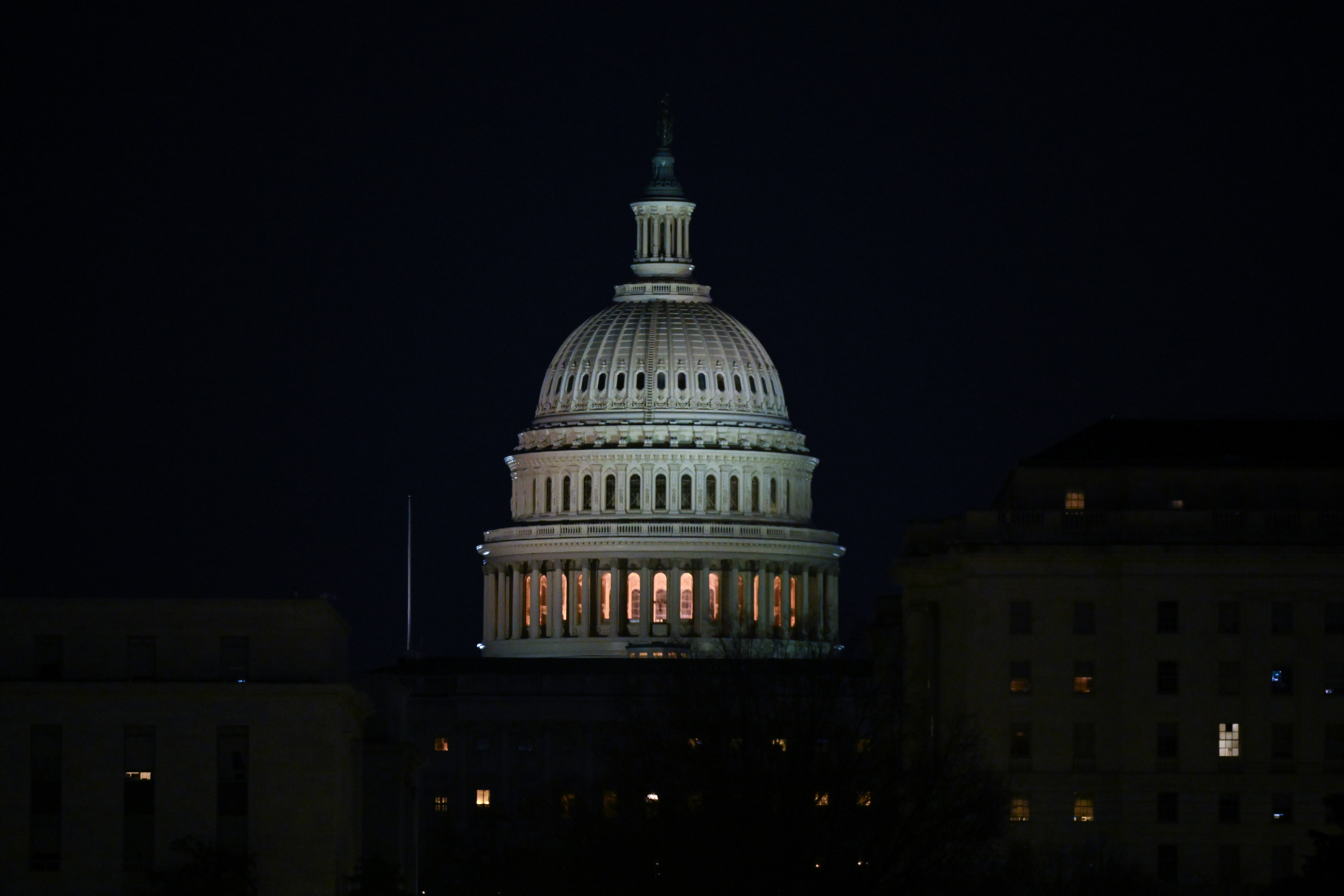 El Capitolio de EE.UU. antes del amanecer en Washington, el martes 14 de enero de 2025. Los funcionarios electos de Utah advierten sobre el daño que podría resultar de prohibir la regulación de IA durante diez años.