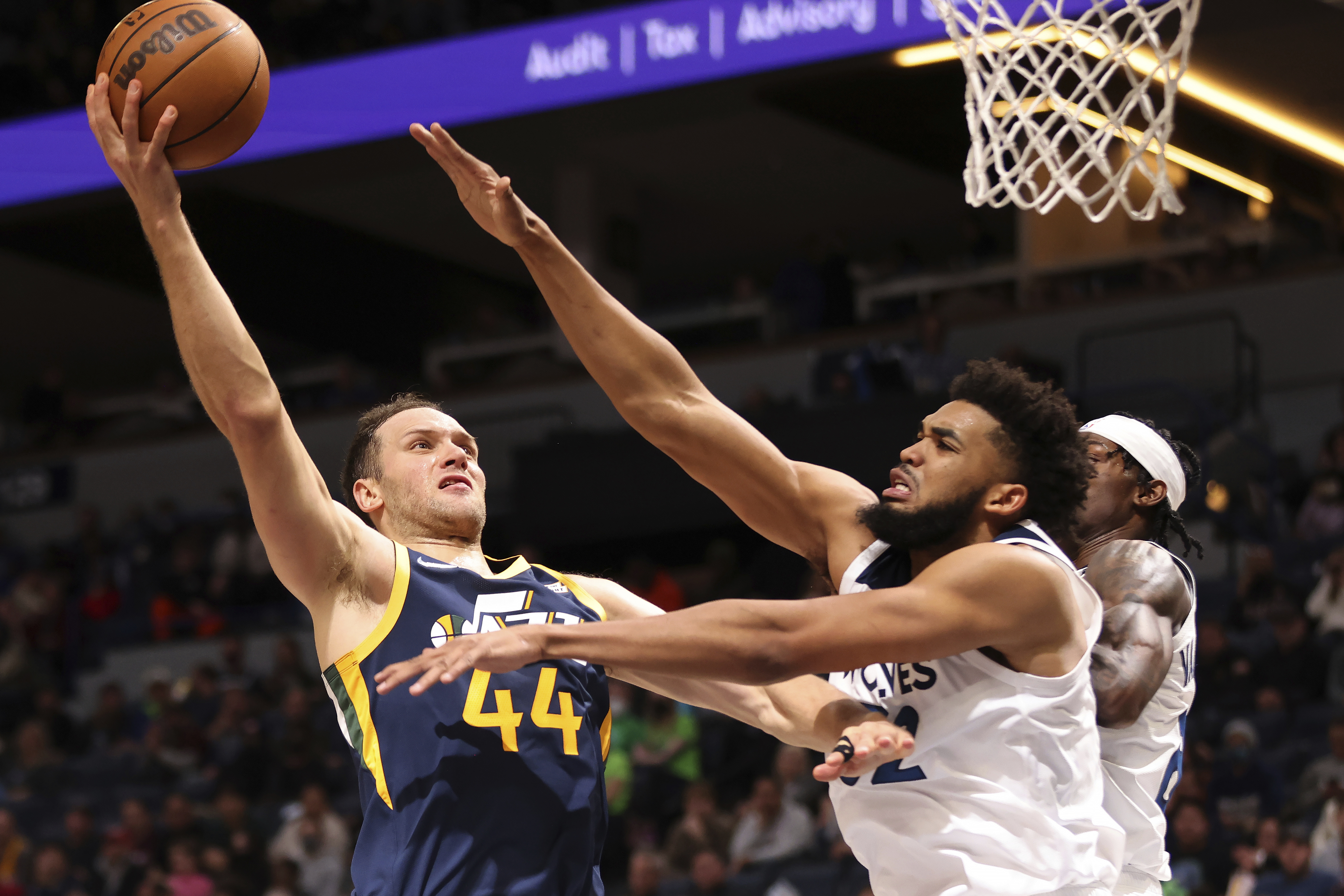 Student Showcase: Dubs Ball Out in their Favorite NBA Jerseys