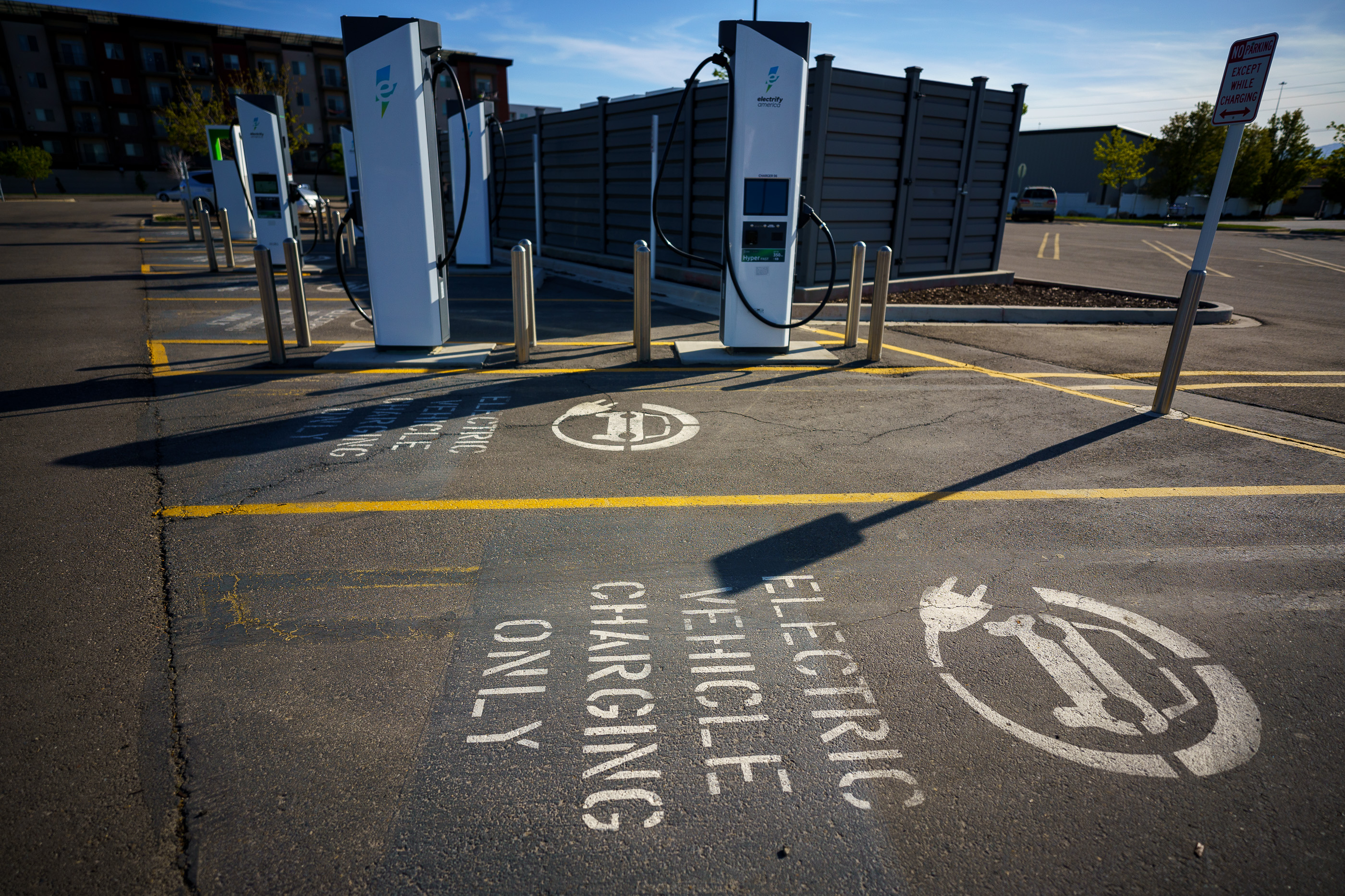 Problems with charging stations threaten adoption of EVs