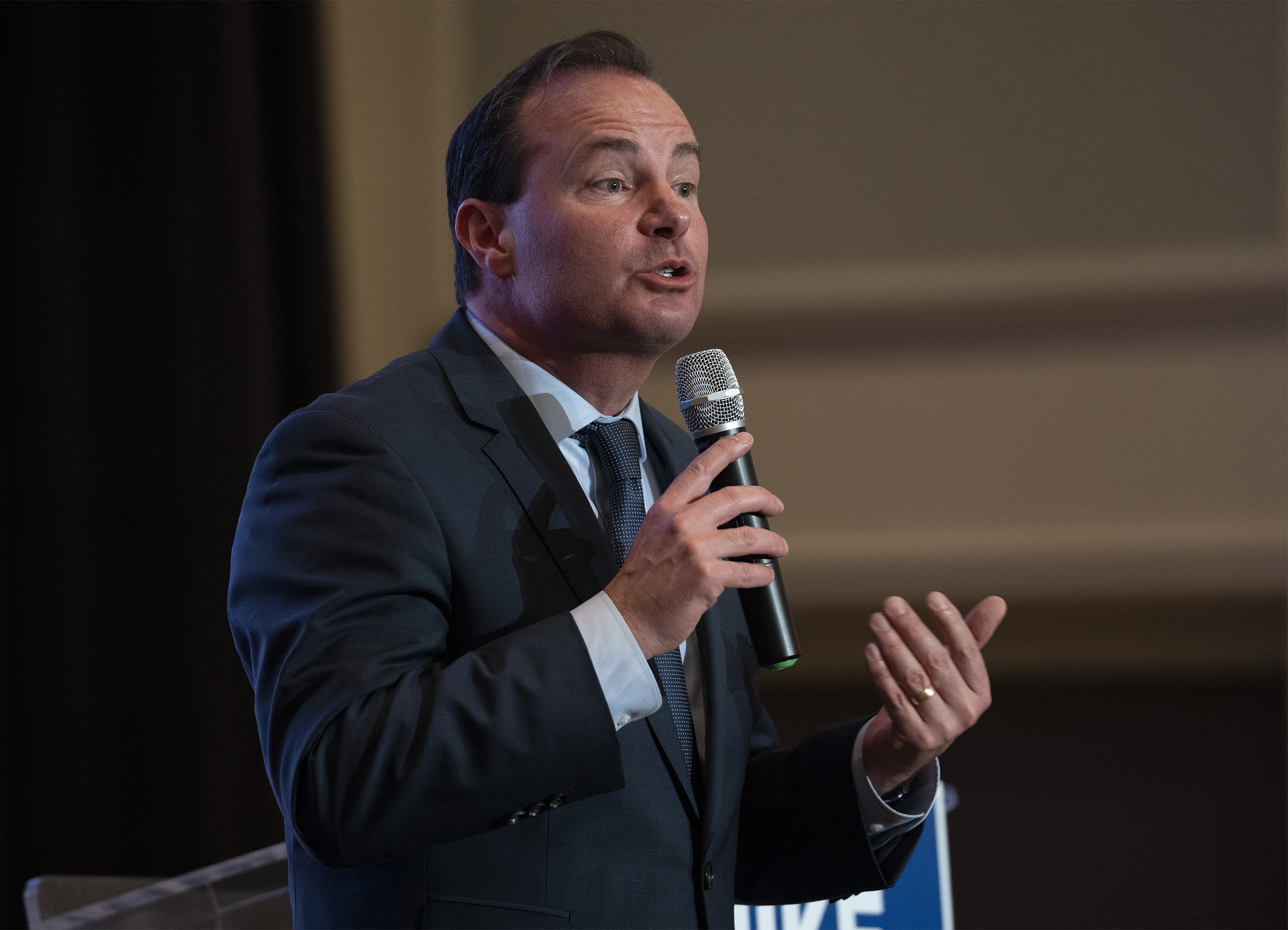 New poll shows Mike Lee with double-digit lead over Evan McMullin, but  pollster says the independent is no typical opponent