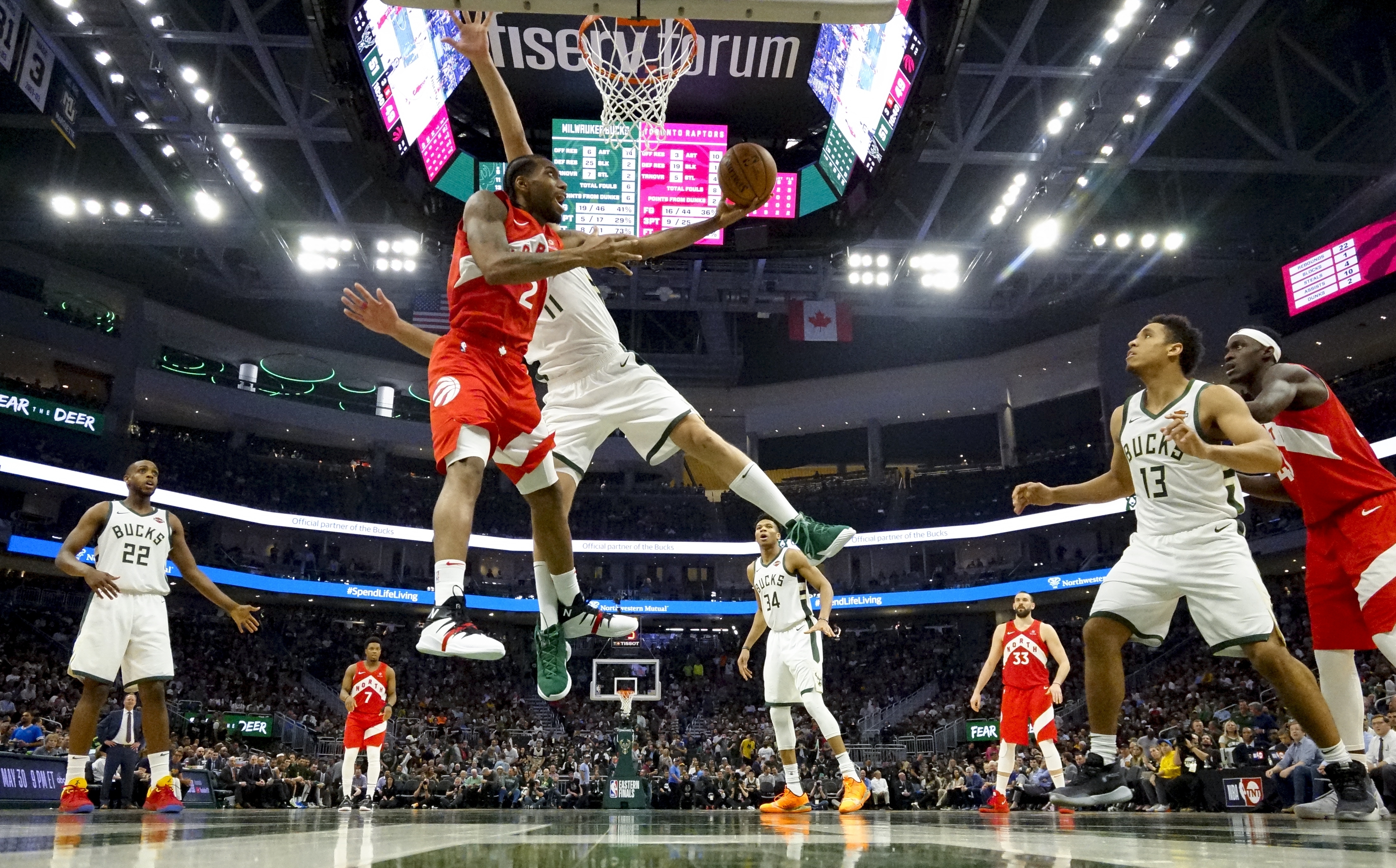 Leonard scores 35 to lead Raptors over Bucks, 105-99, for 3-2