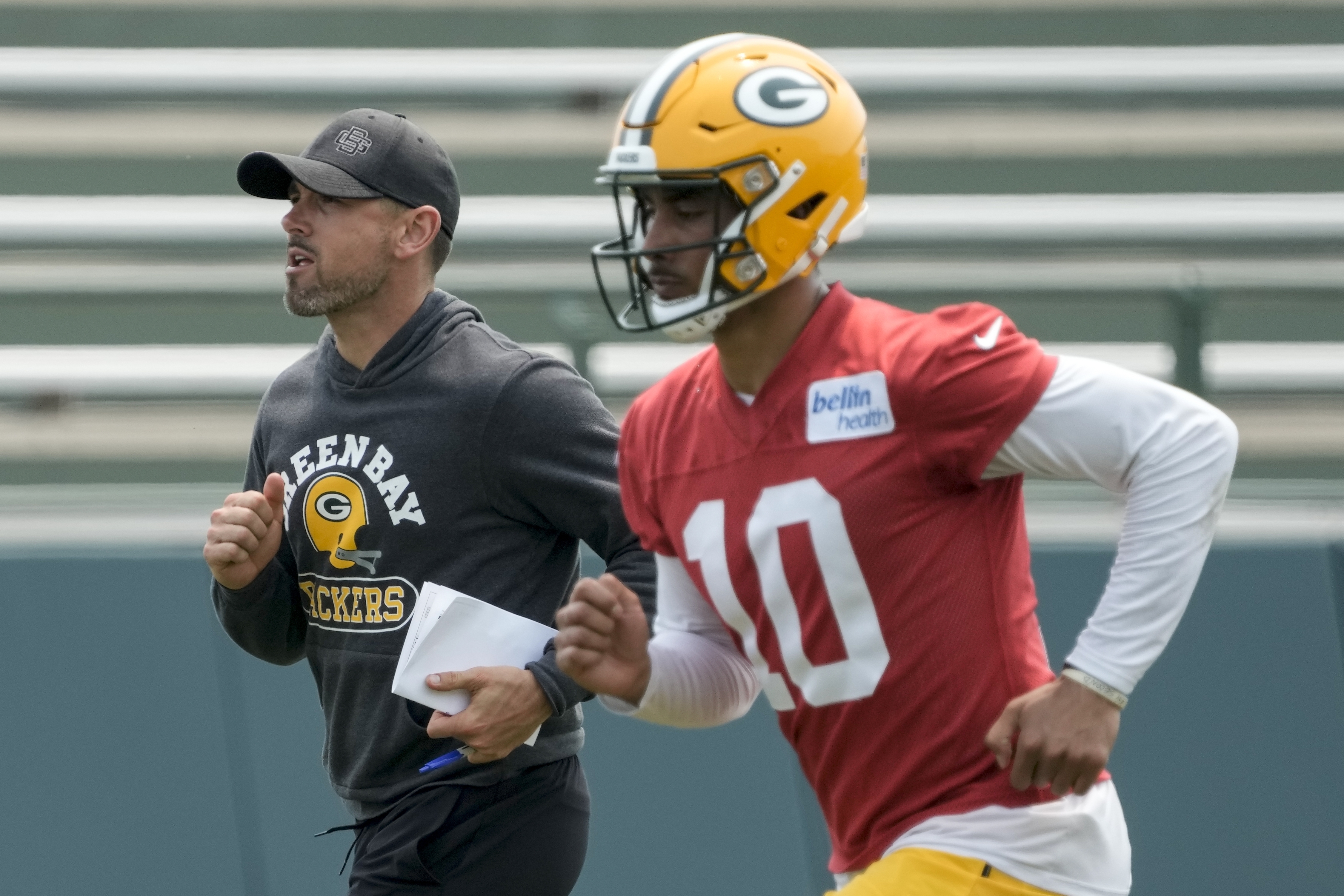 Aaron Rodgers reports to Jets training camp, dons gear for first time