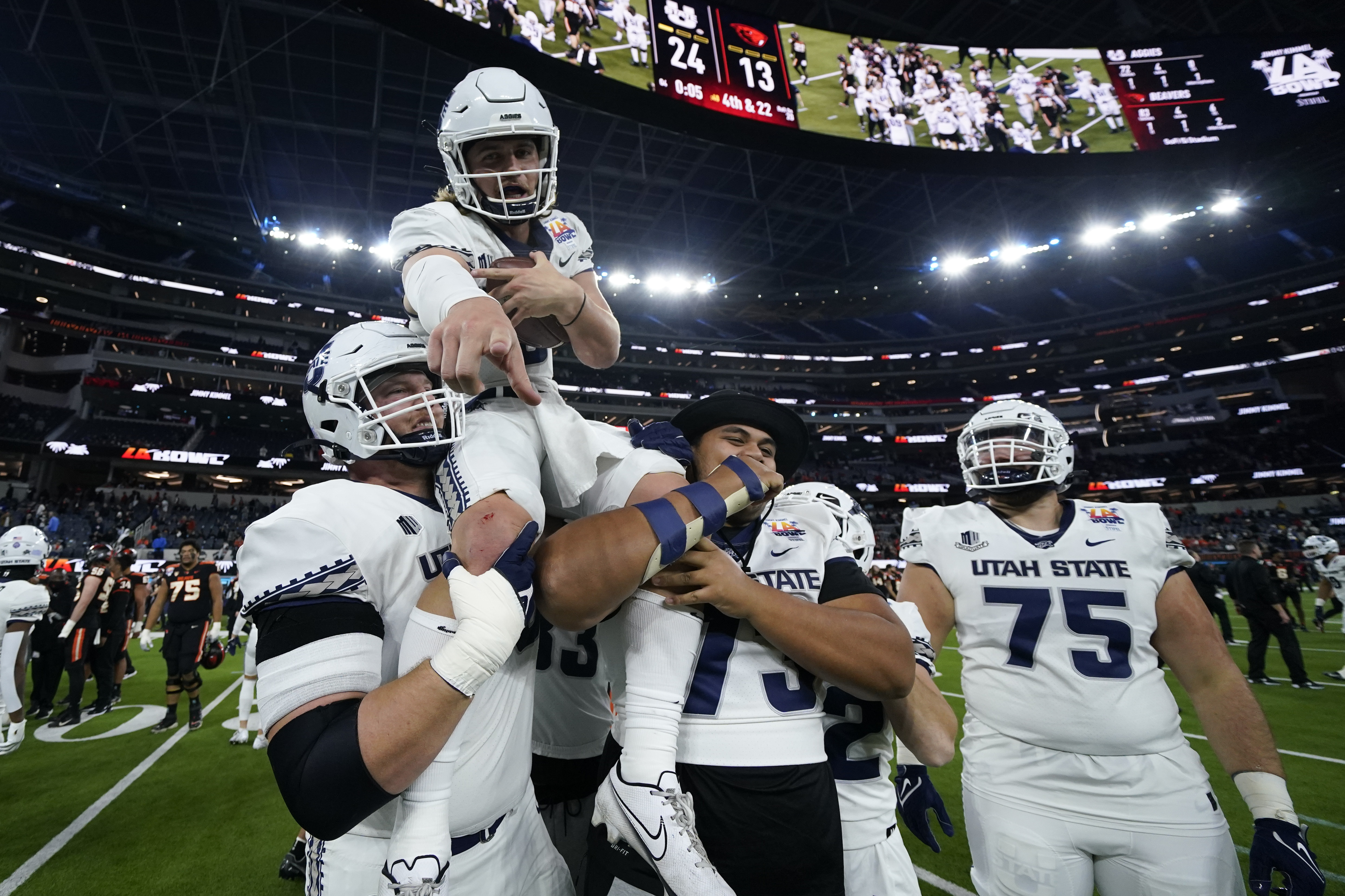 Former USU QB Scores Twice On Thursday Night Football