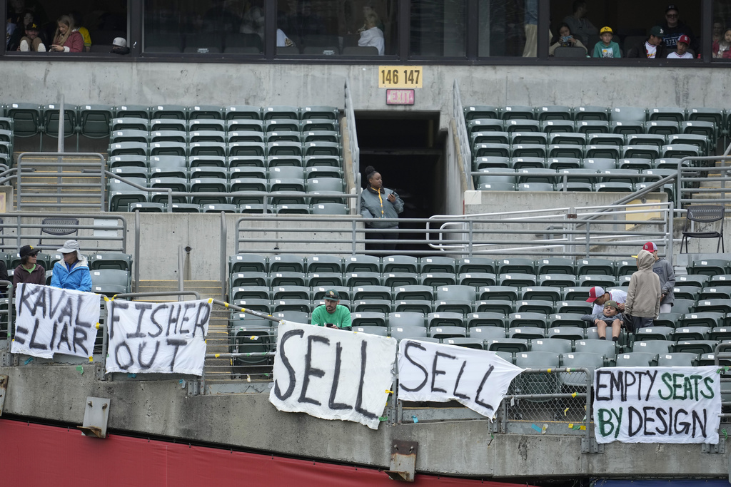 A's fan makes incredible Ted Lasso reference at Oakland's 'reverse