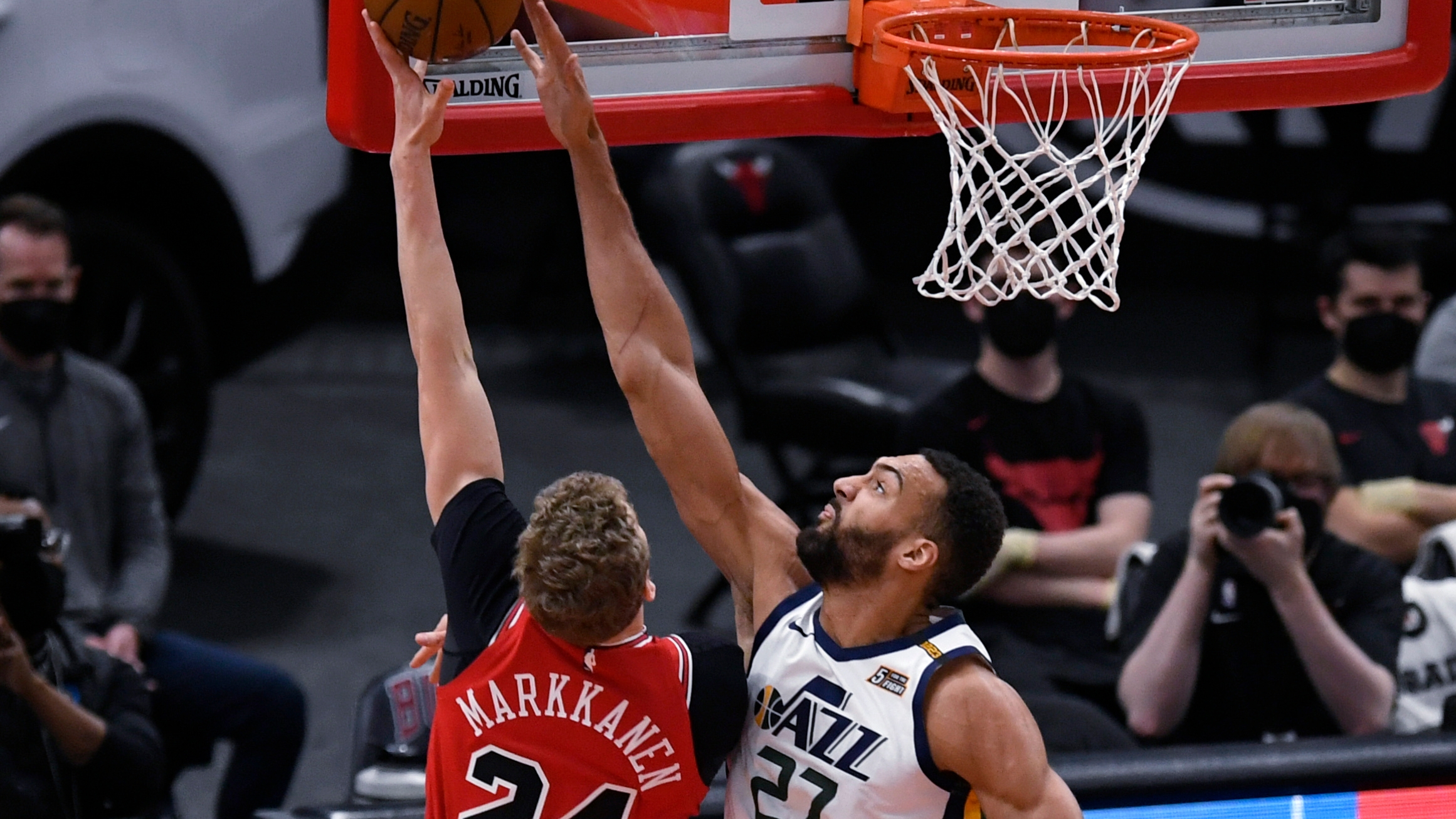 Derrick Favors seeks to return to the NBA with the Chicago Bulls