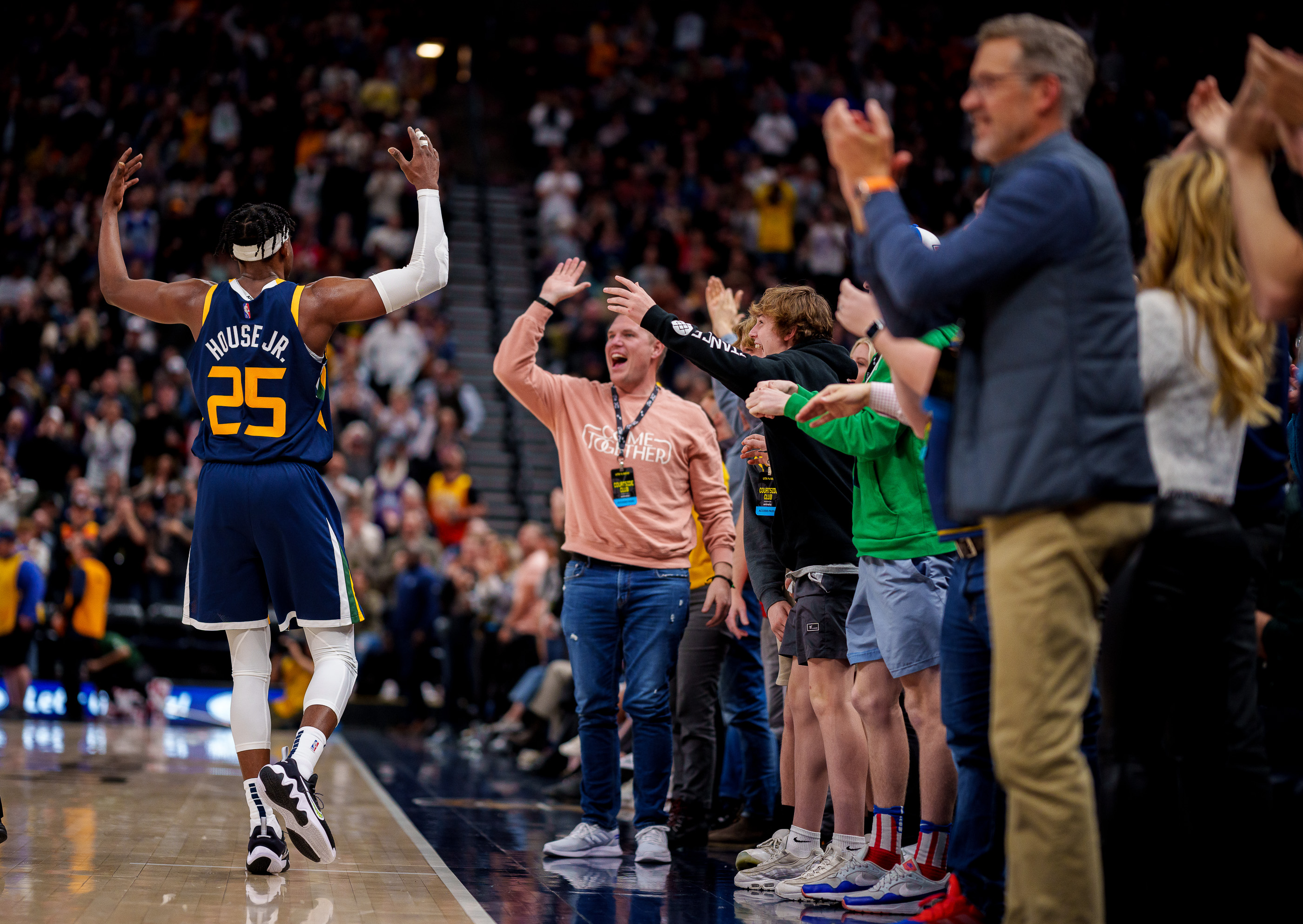 After emergency, Jazz's Donovan Mitchell to resume flying