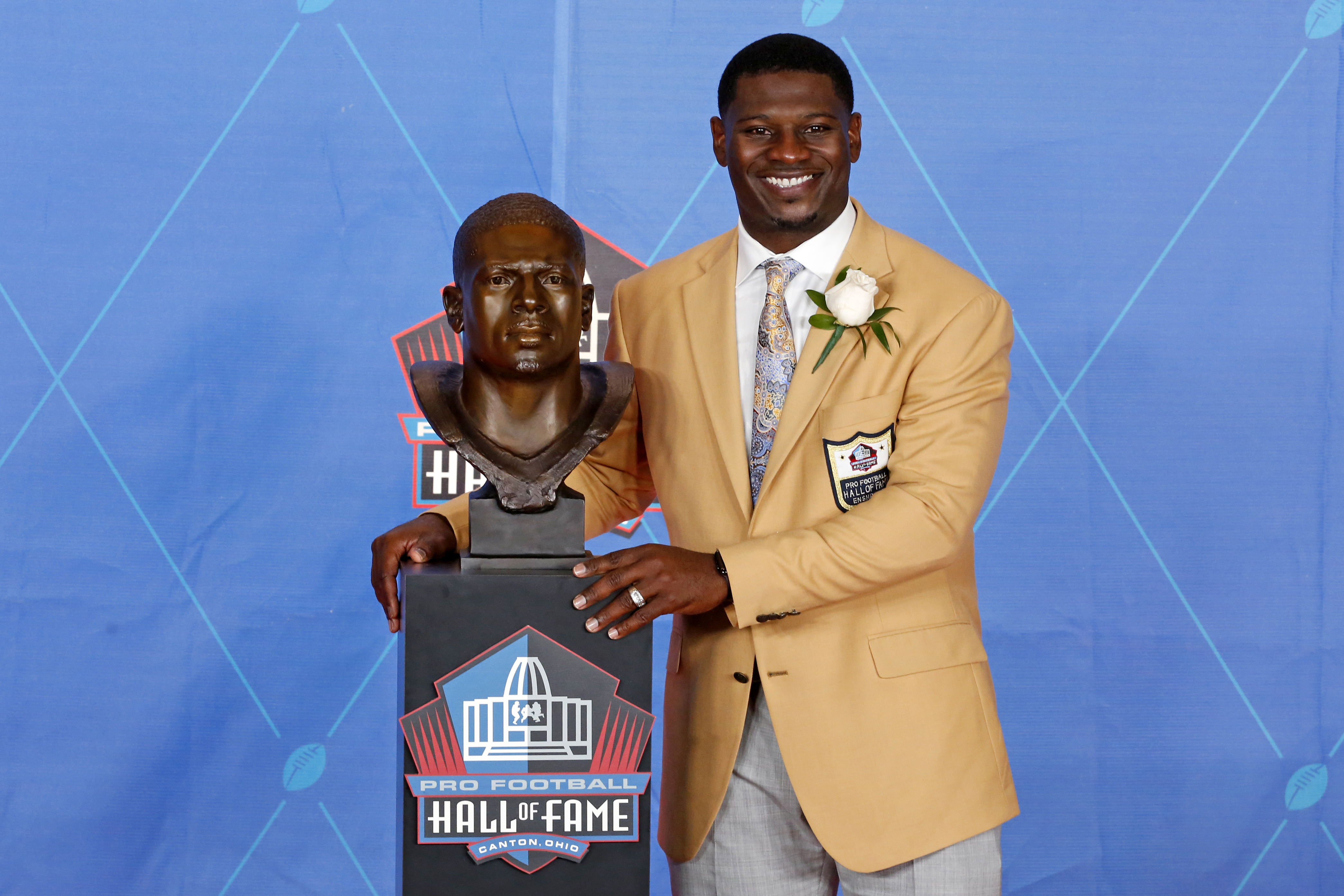 LaDainian Tomlinson steals the show at Hall of Fame ceremony
