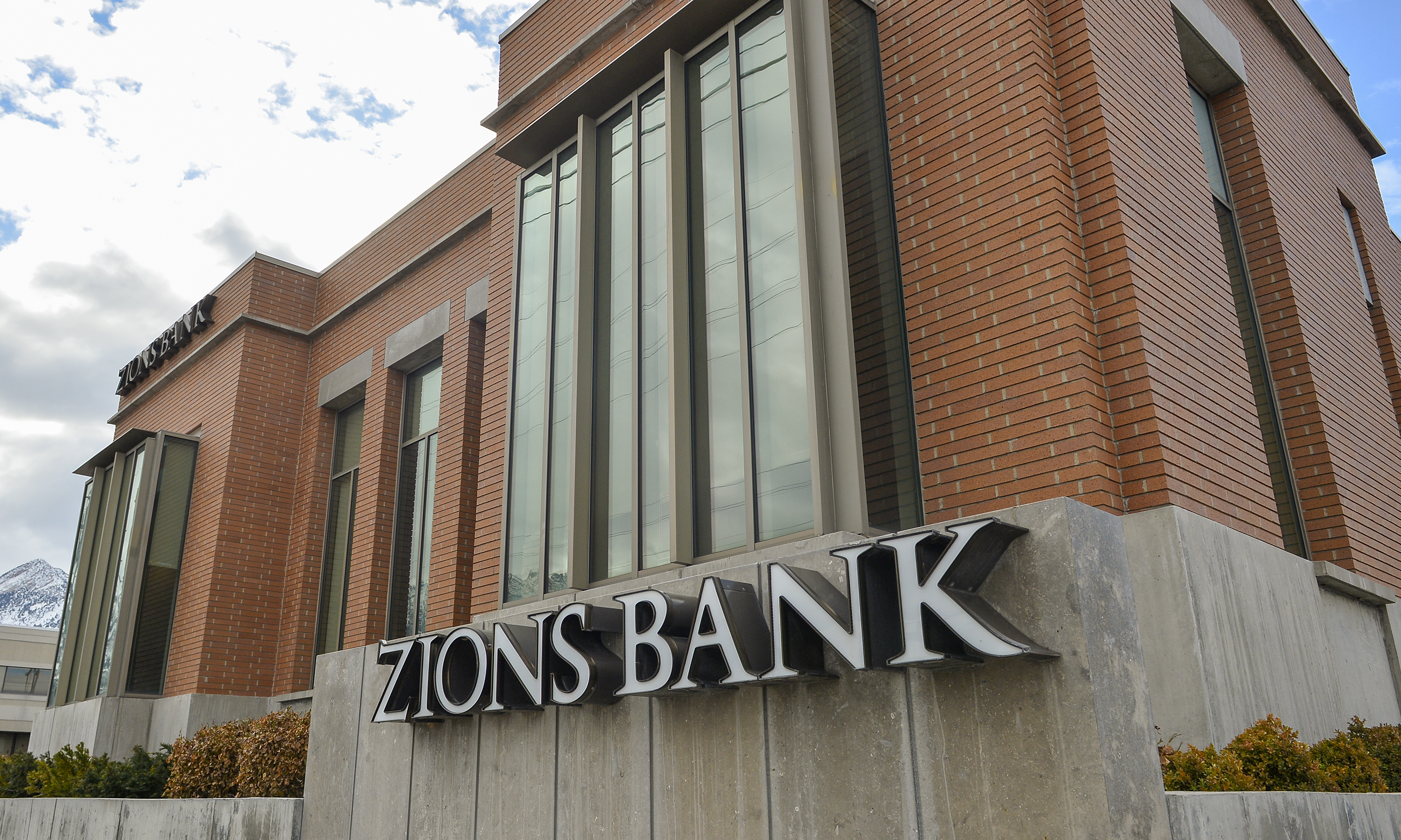 sltrib.com - Zions Bank seeks to calm jitters after stock sees huge one-day plunge