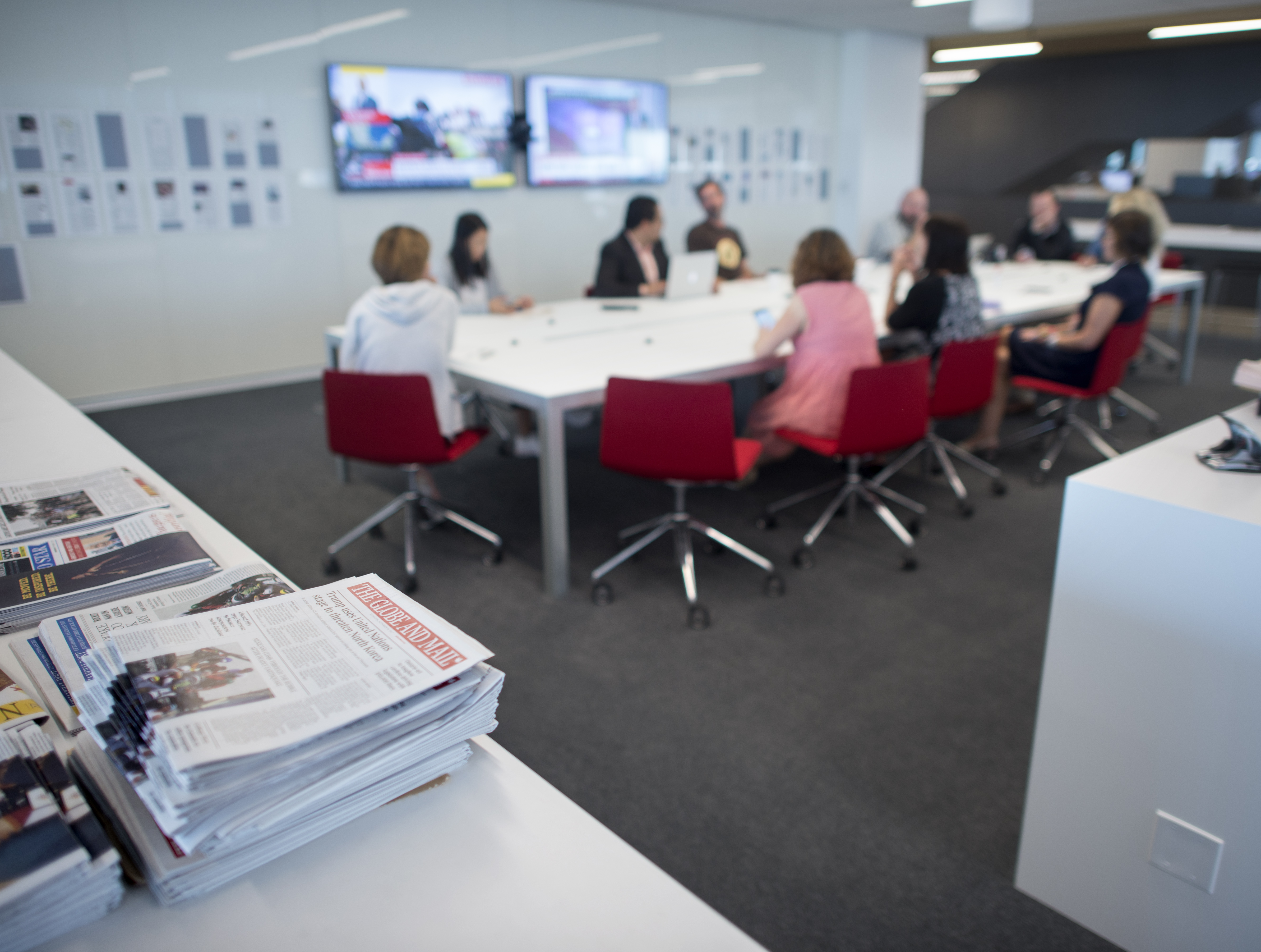 Writes and editors and general scenes of the Globe and Mail newsroom at 351 King St. East, are photographed on Sept 20 2017. (Fred Lum/The Globe and Mail) 