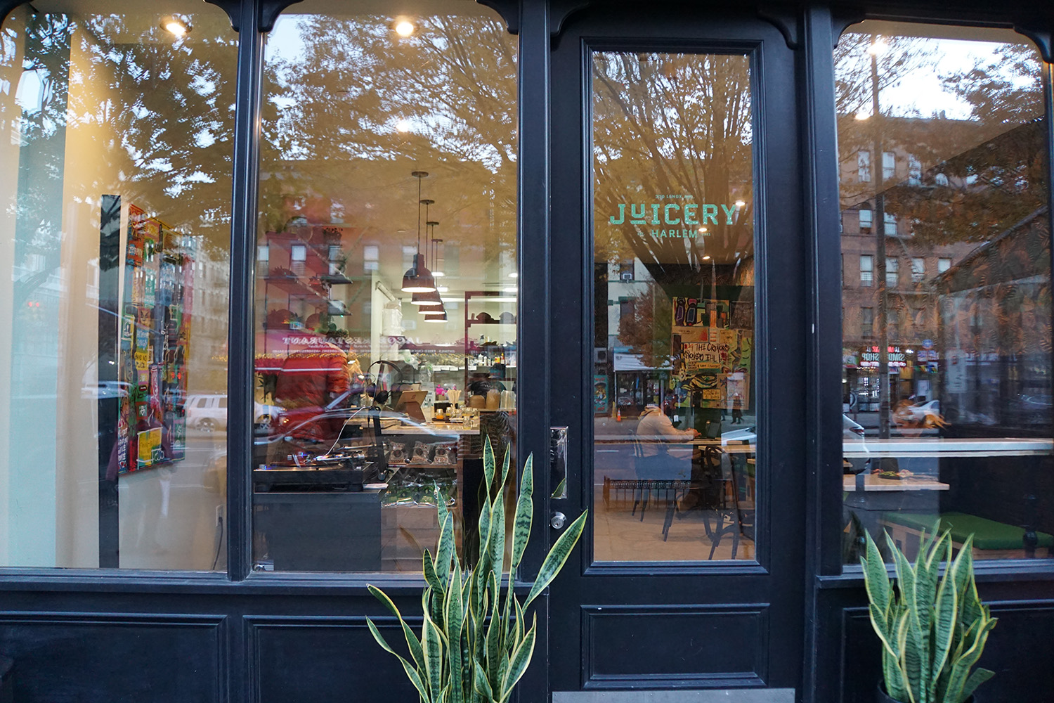 Juicery Harlem opens, promising live DJing, a nutritious menu, and a