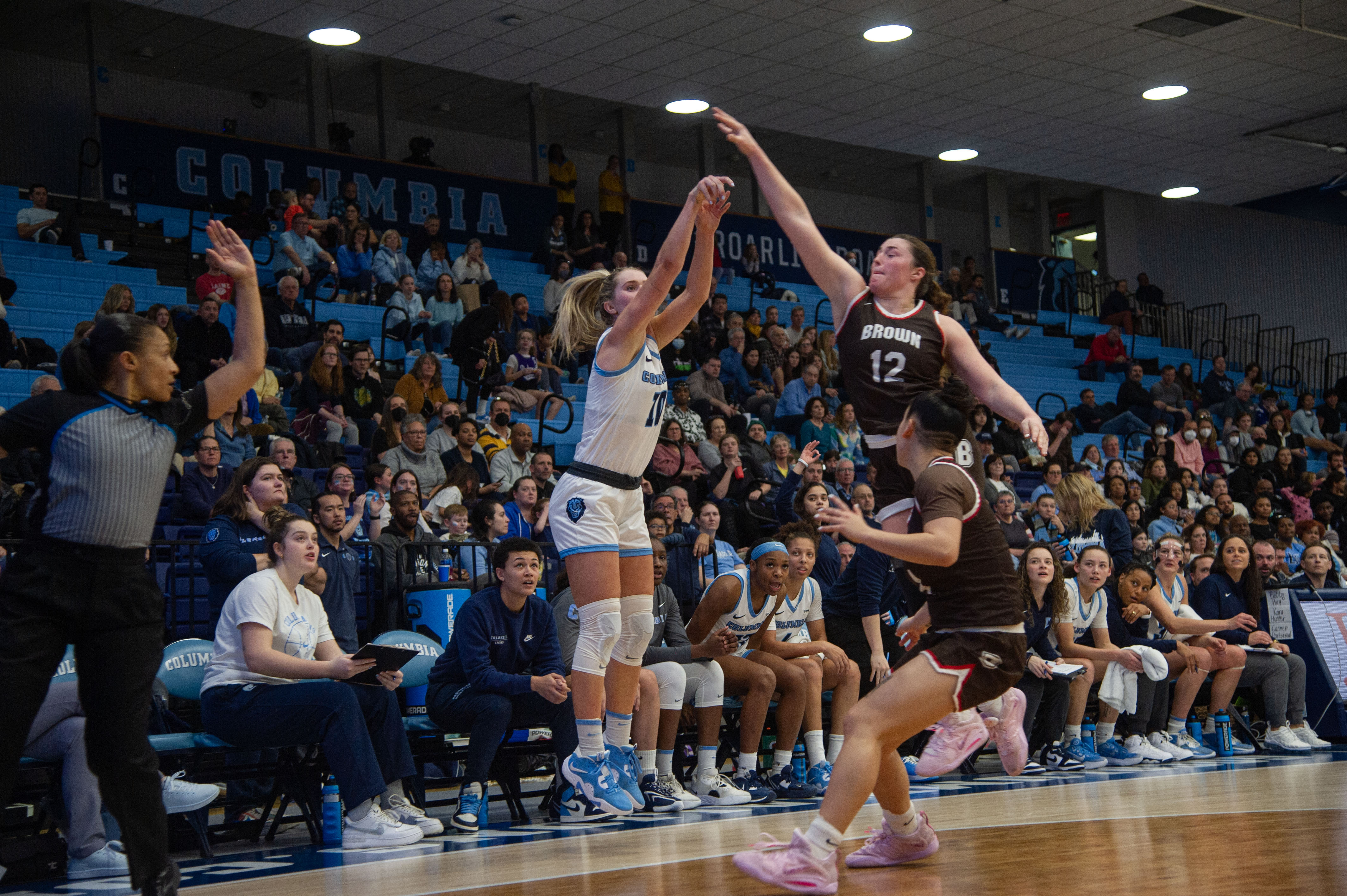 Women's basketball falls to Florida in buzzer-beater, routs Northeastern at  home