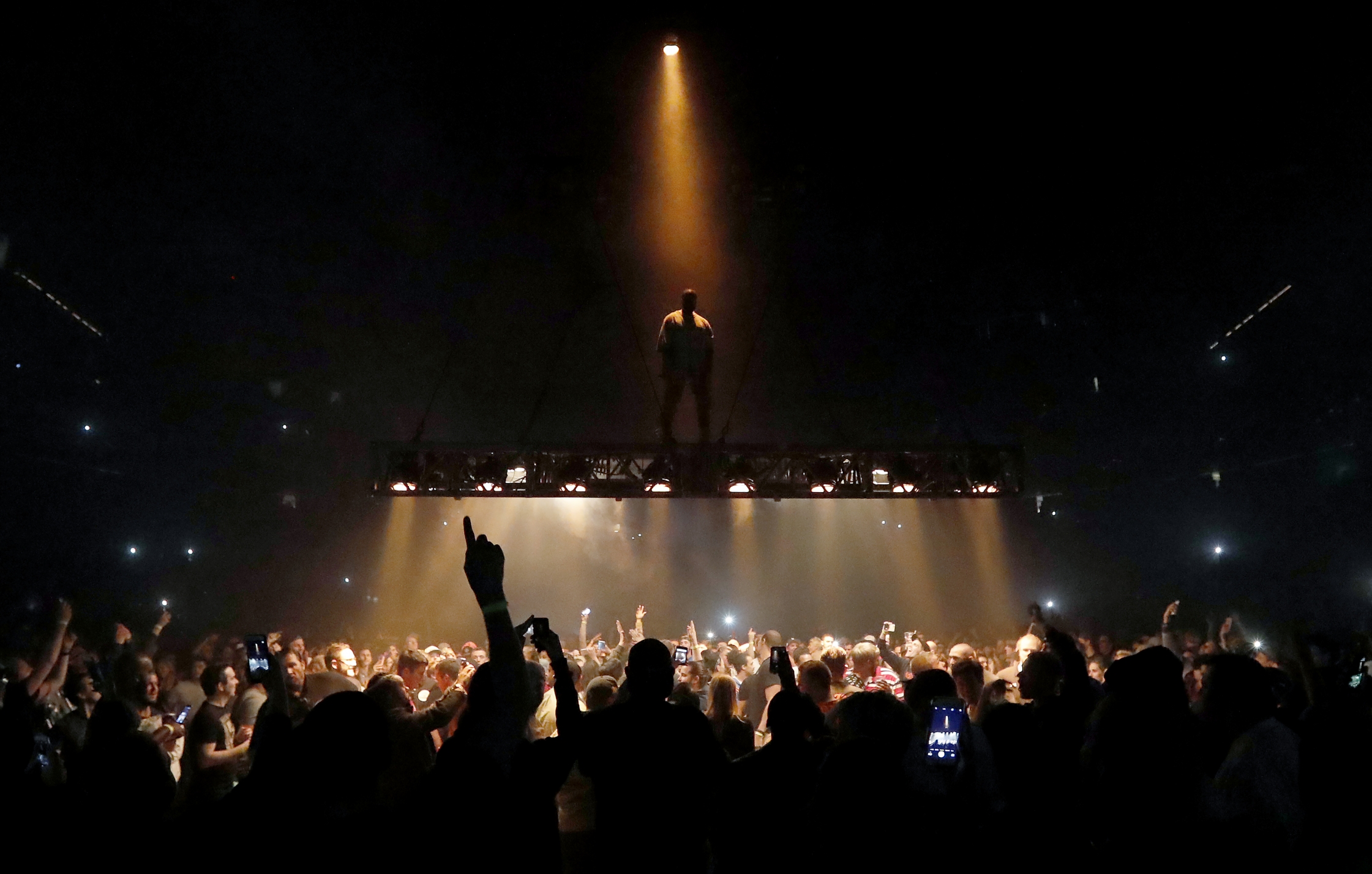 Kanye West floats his way through'Saint Pablo' concert in St. Paul