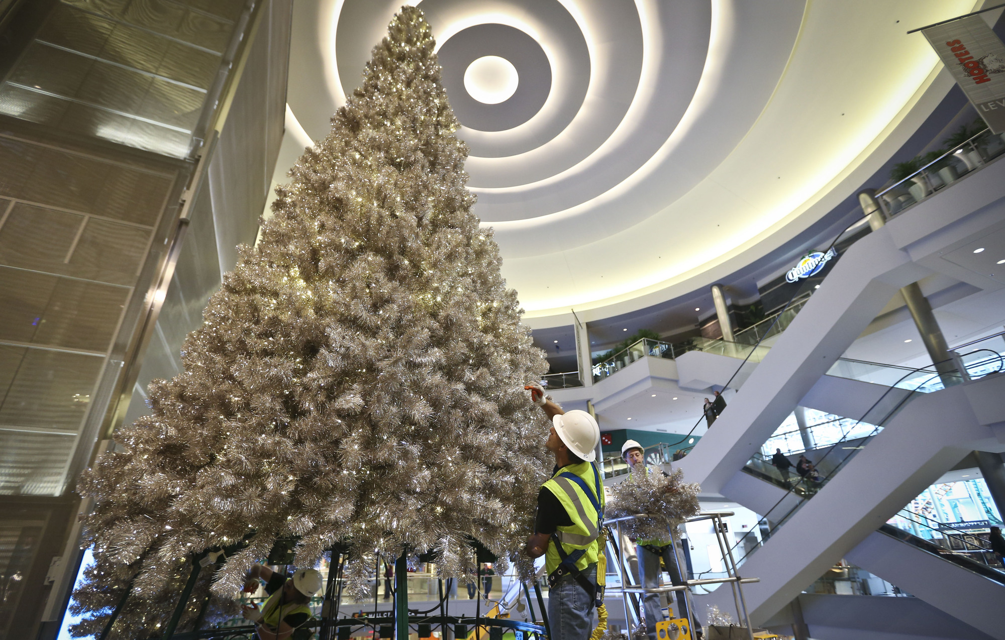 Holiday Decorating Is A Tall Order At Mall Of America