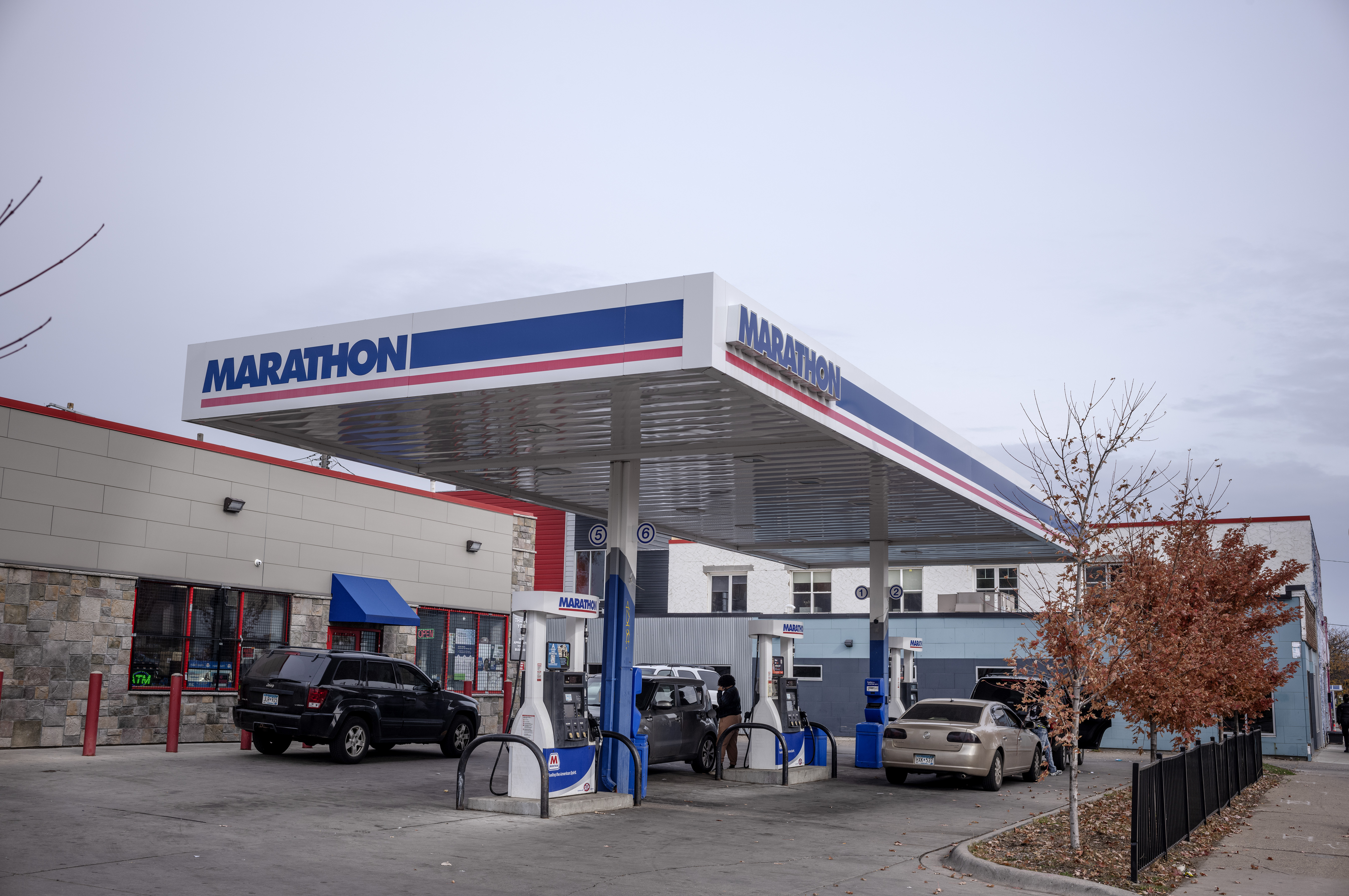 ミュージック PEOPLE 1/PEOPLE IN THE GAS STATION Man films gas station's incredible price glitch | CNN Business