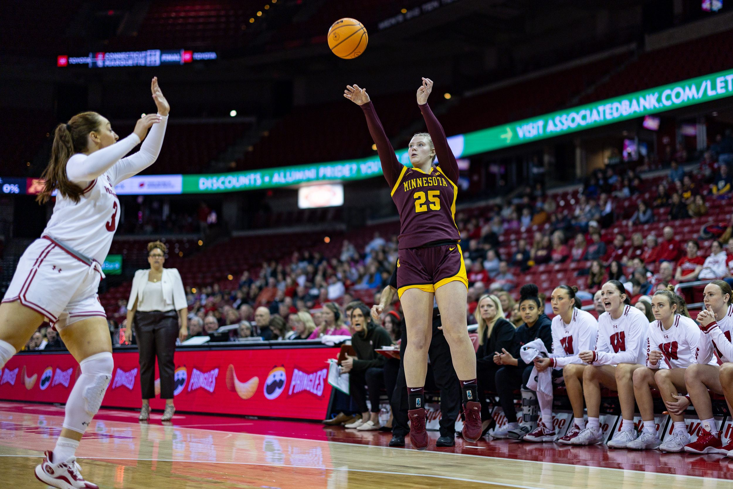 Gophers Women’s Basketball Struggles At Wisconsin, Loses 59-56