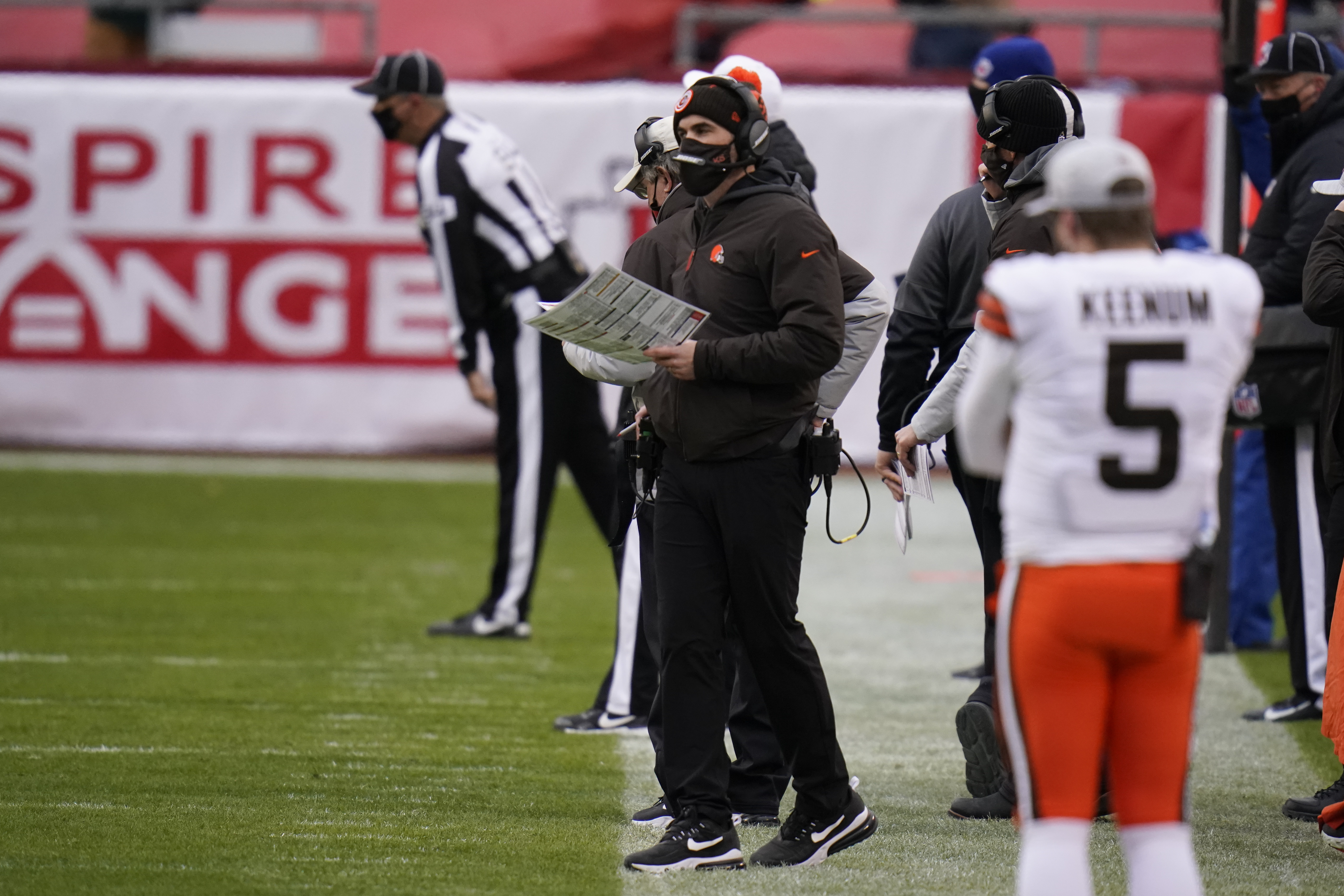 Kevin Stefanski's 'cowardly' punt decision leads to Andy Reid's bold move