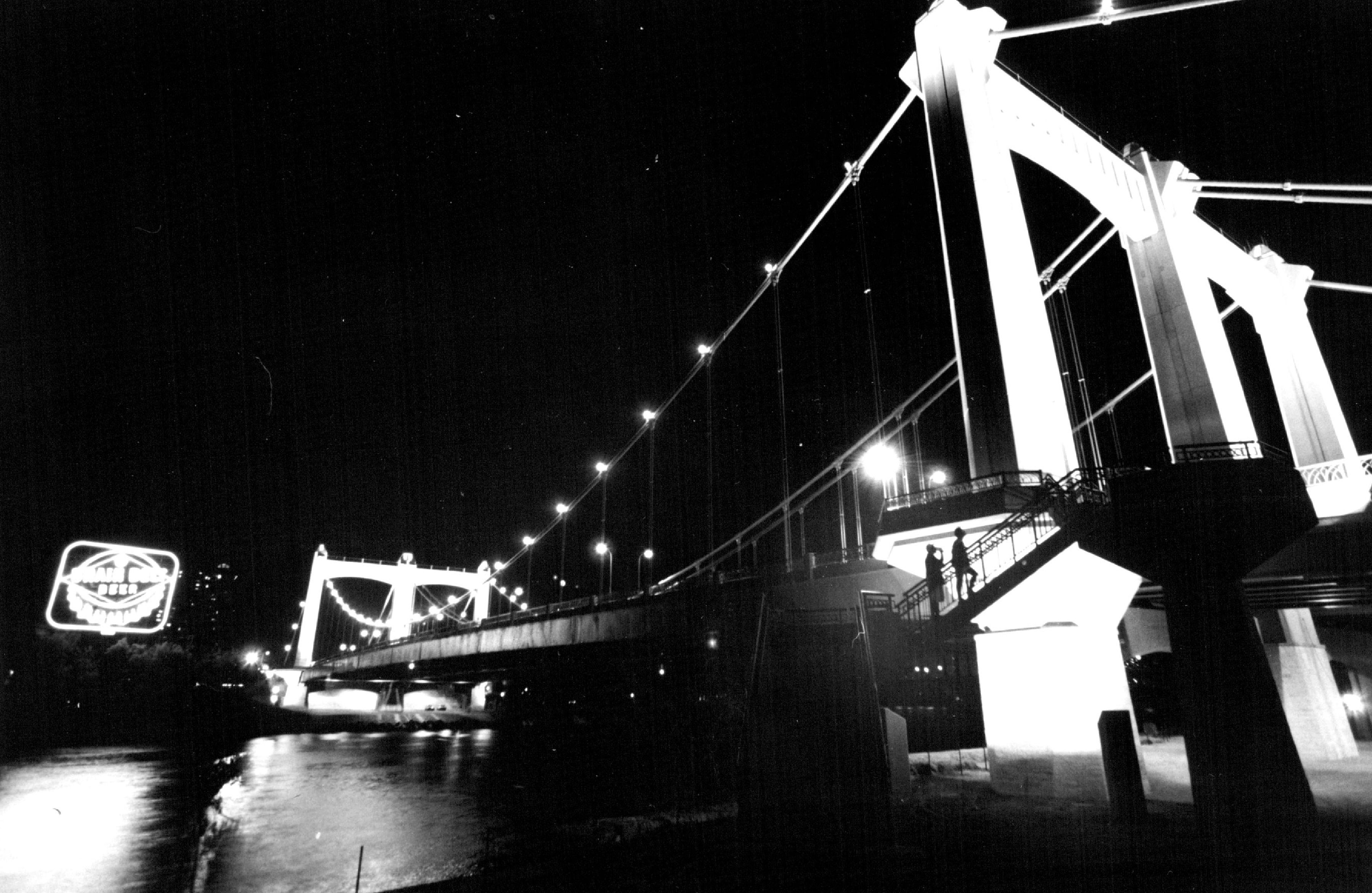 What was the first bridge built to cross the Mississippi River?