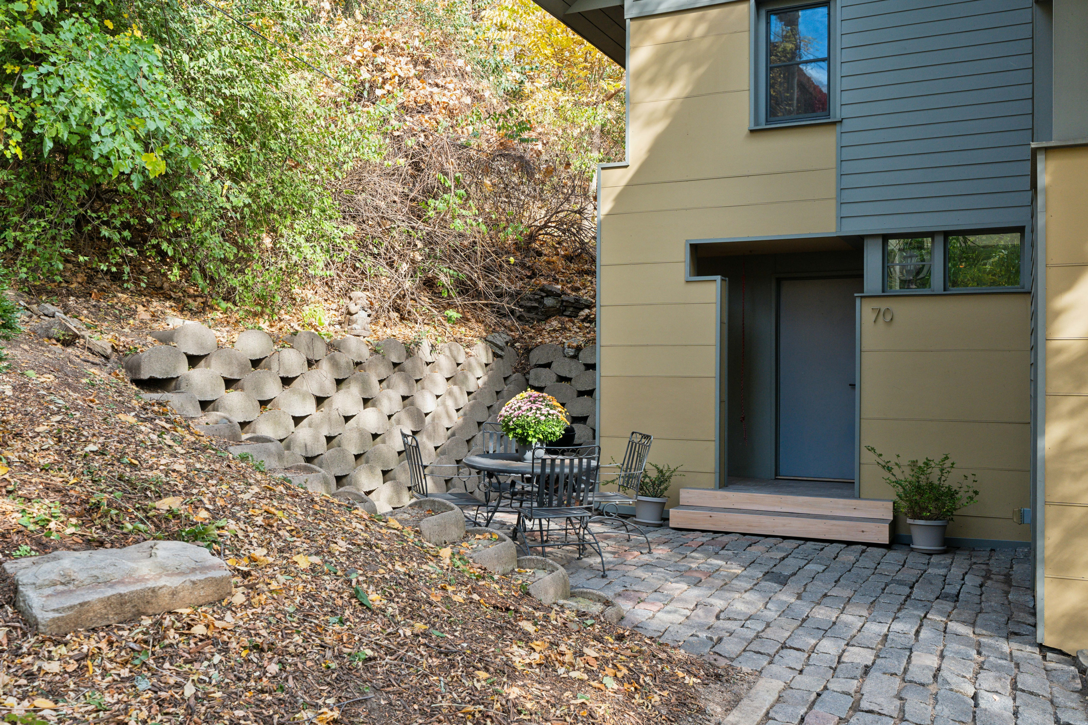 View-rich Summit Hill house built along 77-step stairway
