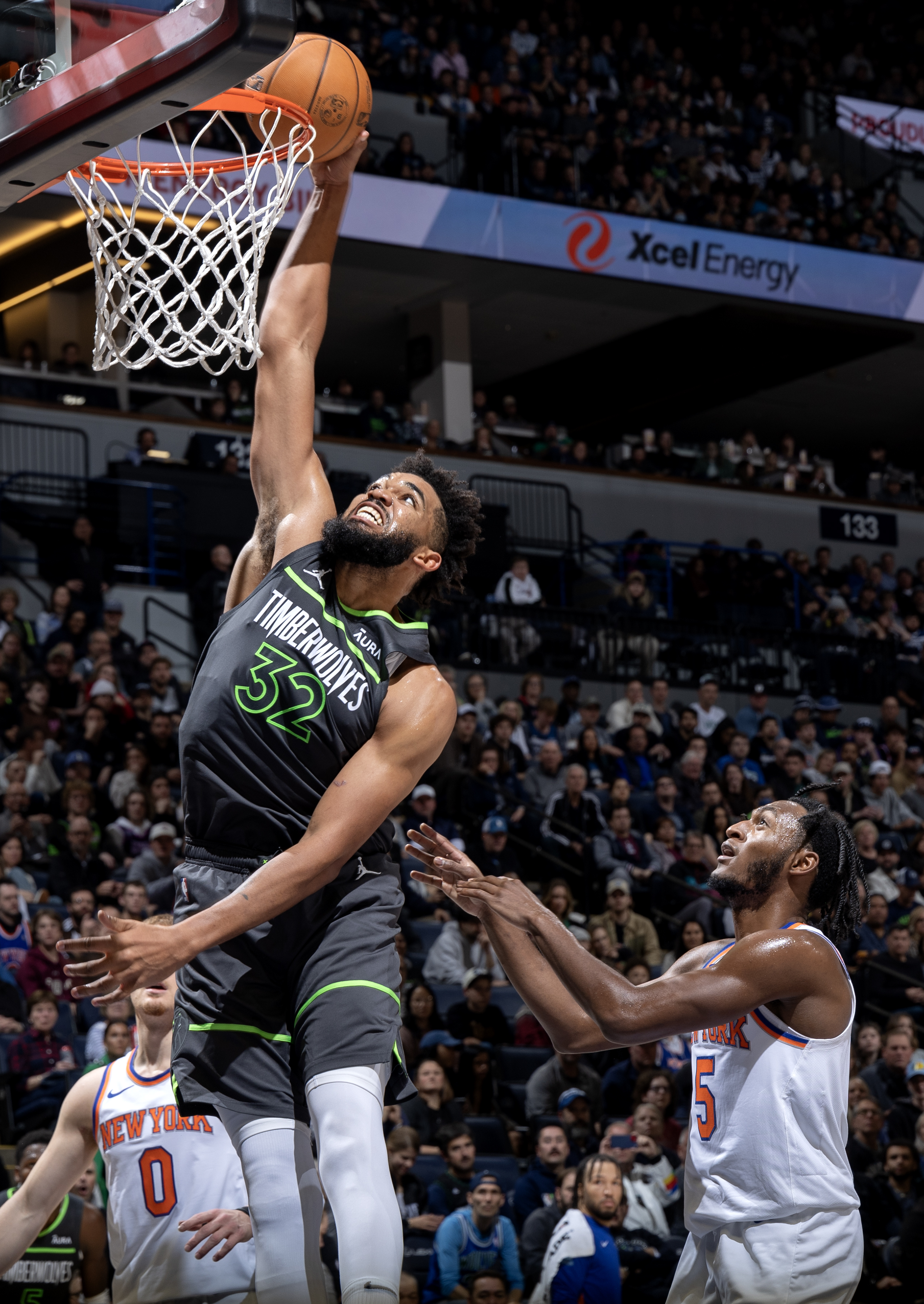 Timberwolves smother Knicks 117-100, have first place to