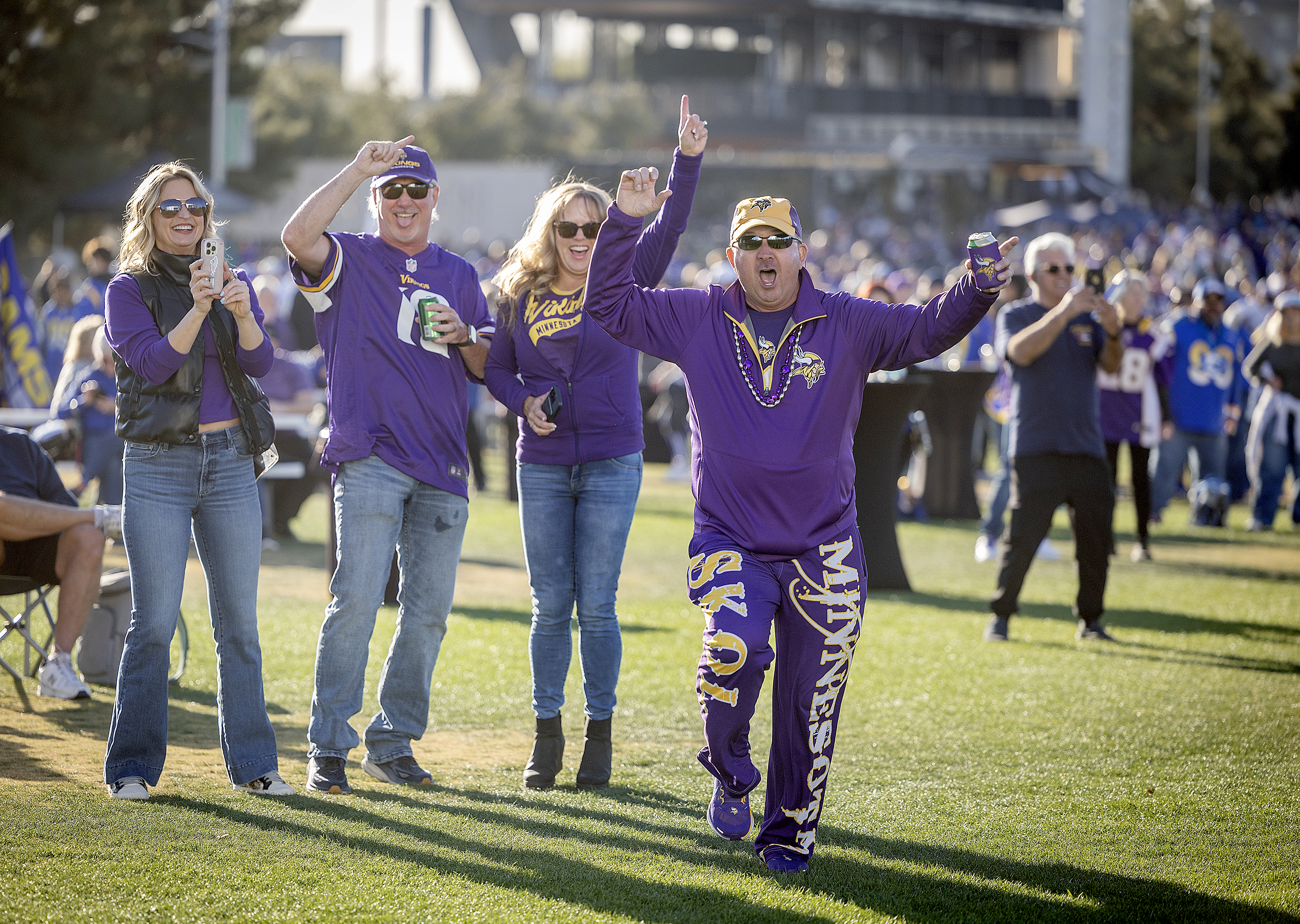 Vikings fans greet Rams for wild-card playoff game in State Farm Stadium