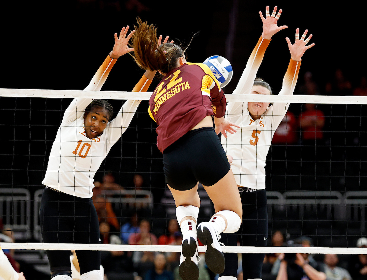 Gophers Volleyball achieves surprising victory and defeats No. 1 Texas in five sets