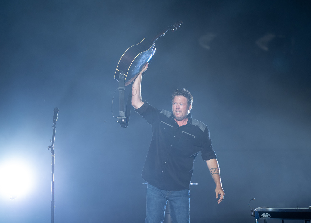 Blake Shelton spices up his ballad-heavy concert at the Minnesota State Fair with humor